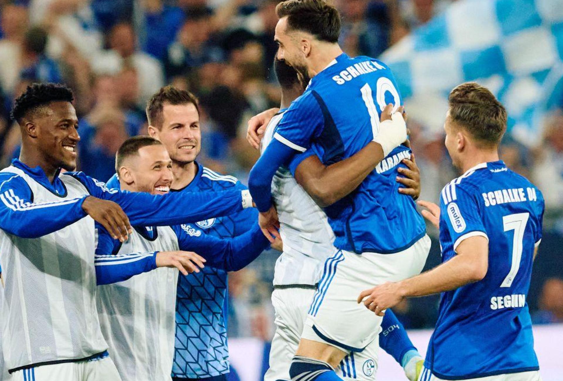 Schalke hat durch den Sieg gegen Nürnberg vorerst fünf Punkte Vorsprung auf den Relegationsplatz. (Bild: Bernd Thissen/dpa)