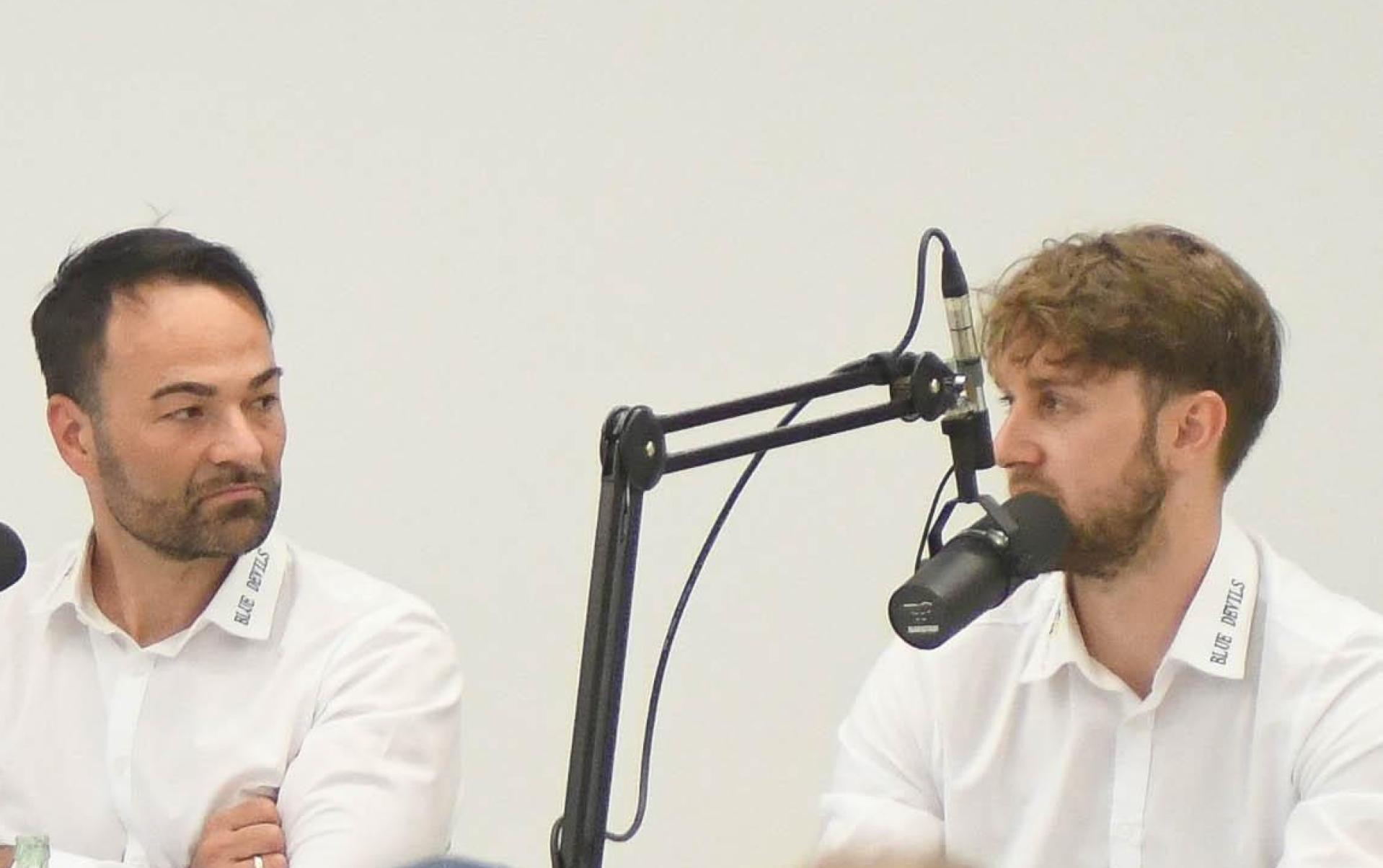 Luca Gläser (hinten von rechts) und Sebastian Buchwieser von den Blue Devils Weiden waren zu Gast beim Live-Podcast „Powerplay” mit den Moderatoren Fabian Leeb und Thomas Webel. (Bild: Gabi Schönberger)