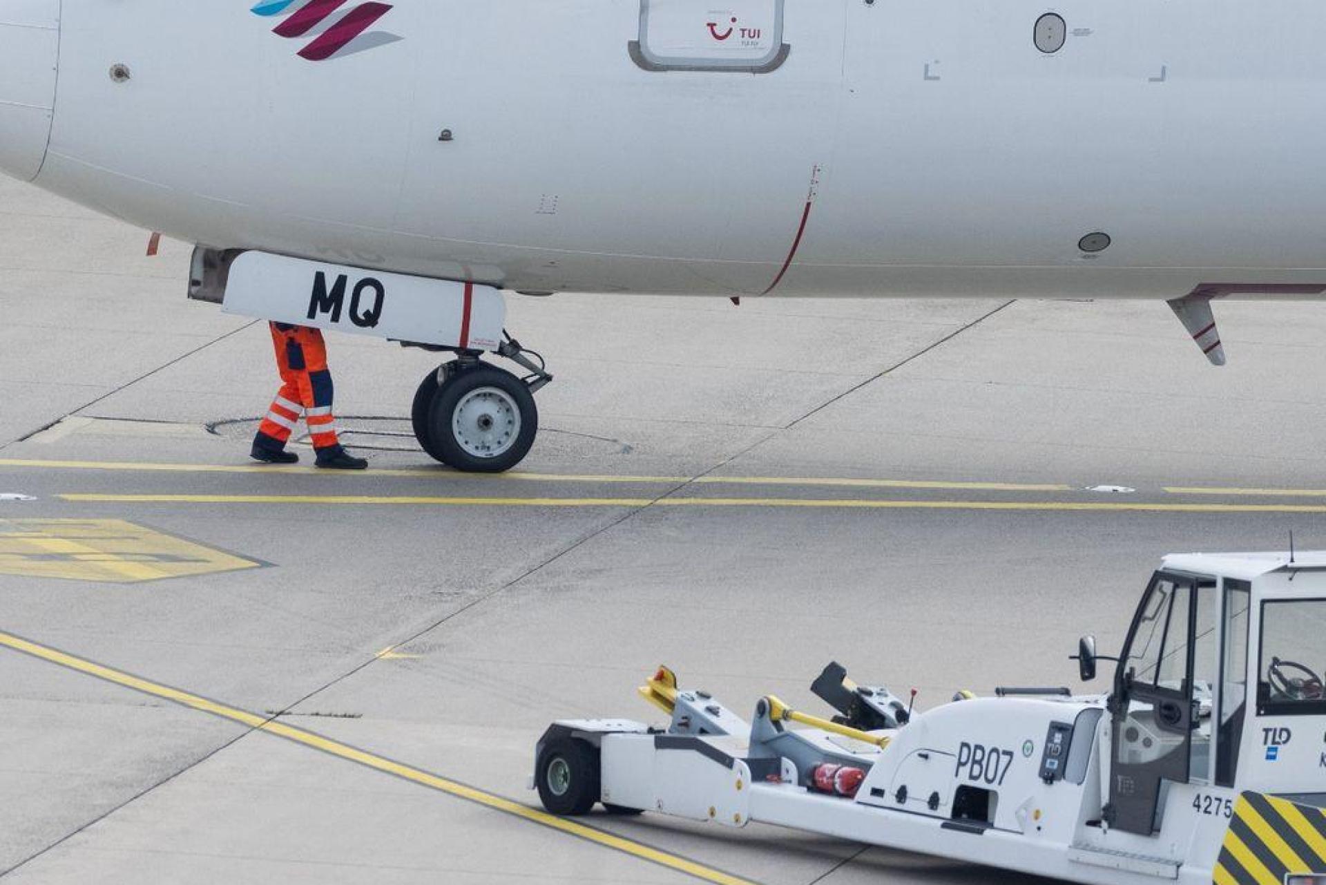 Symbolbild - Ein Flugzeug von Eurowings wird am Flughafen Köln/Bonn für den Start fertig gemacht. (Bild: Rolf Vennenbernd/dpa)