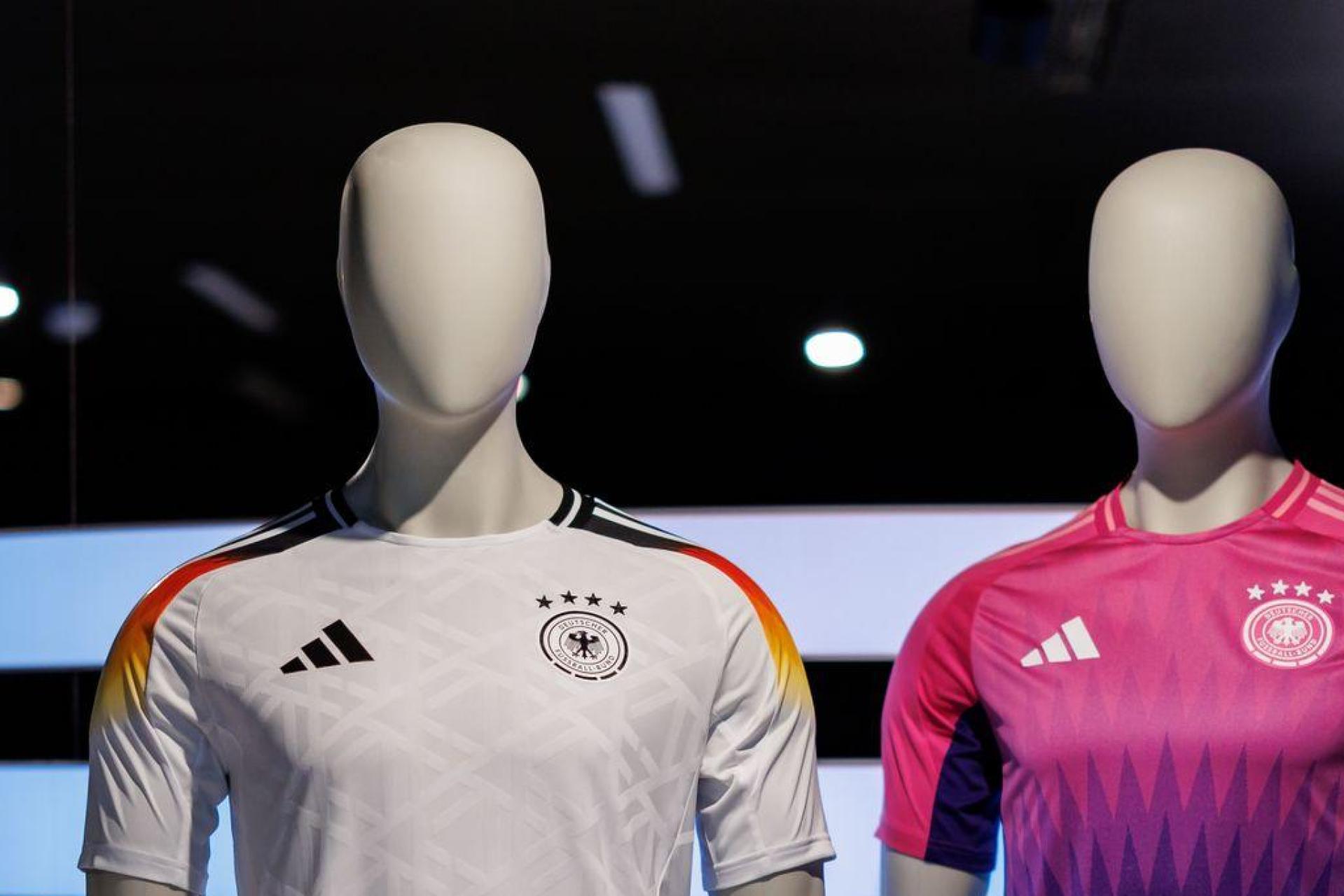 Die offiziellen Trikots der deutschen Fußball-Nationalmannschaft für die Heim-EM 2024. (Bild: Daniel Karmann/dpa)
