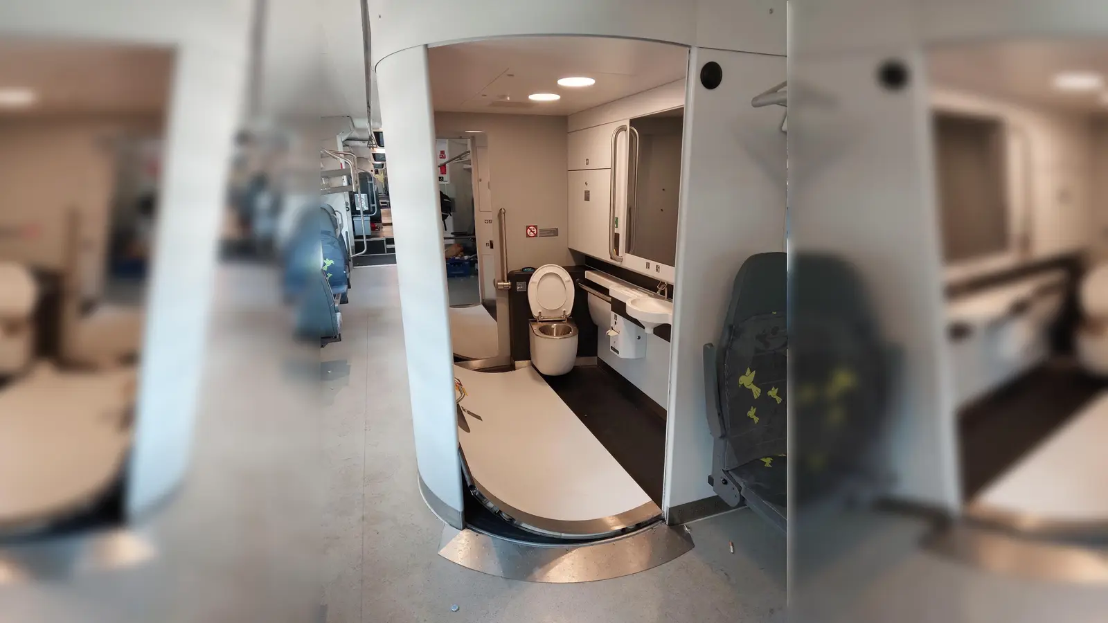 Im Regionalexpress von Nürnberg nach Regensburg randalieren Jugendliche und zerstören eine Toilettentür. (Bild: Bundespolizei)