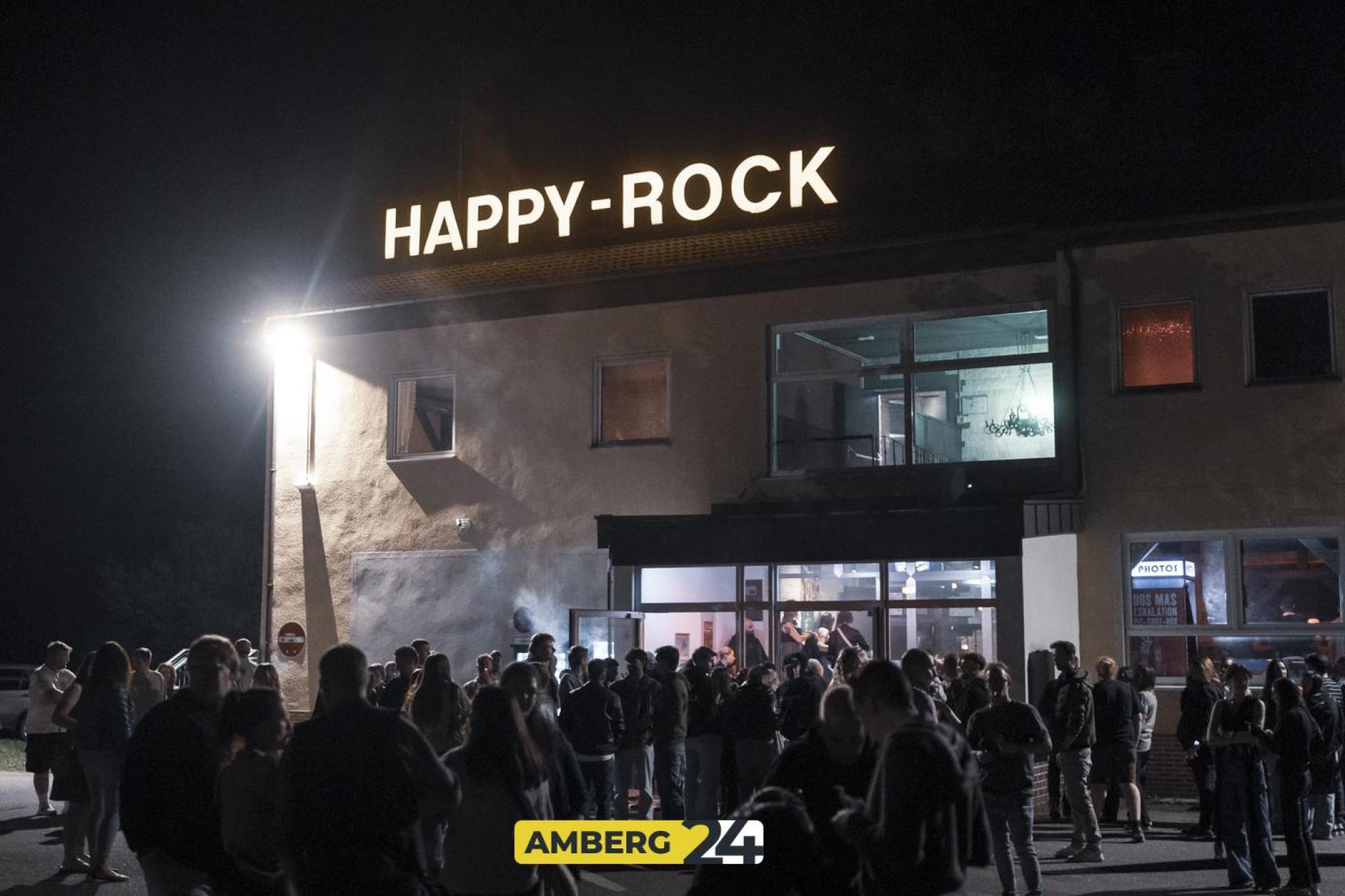 Beim Opening am Kirchwawochenende war im Happy-Rock volles Haus. (Bild: Julia Bär)