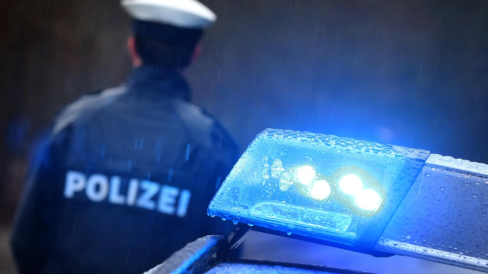 Ein Streit zwischen Nachbarn in Sulzbach-Rosenberg eskaliert: Pfefferspray und Holzlatte kommen zum Einsatz. Polizei ermittelt. (Symbolbild: Karl-Josef Hildenbrand/dpa)