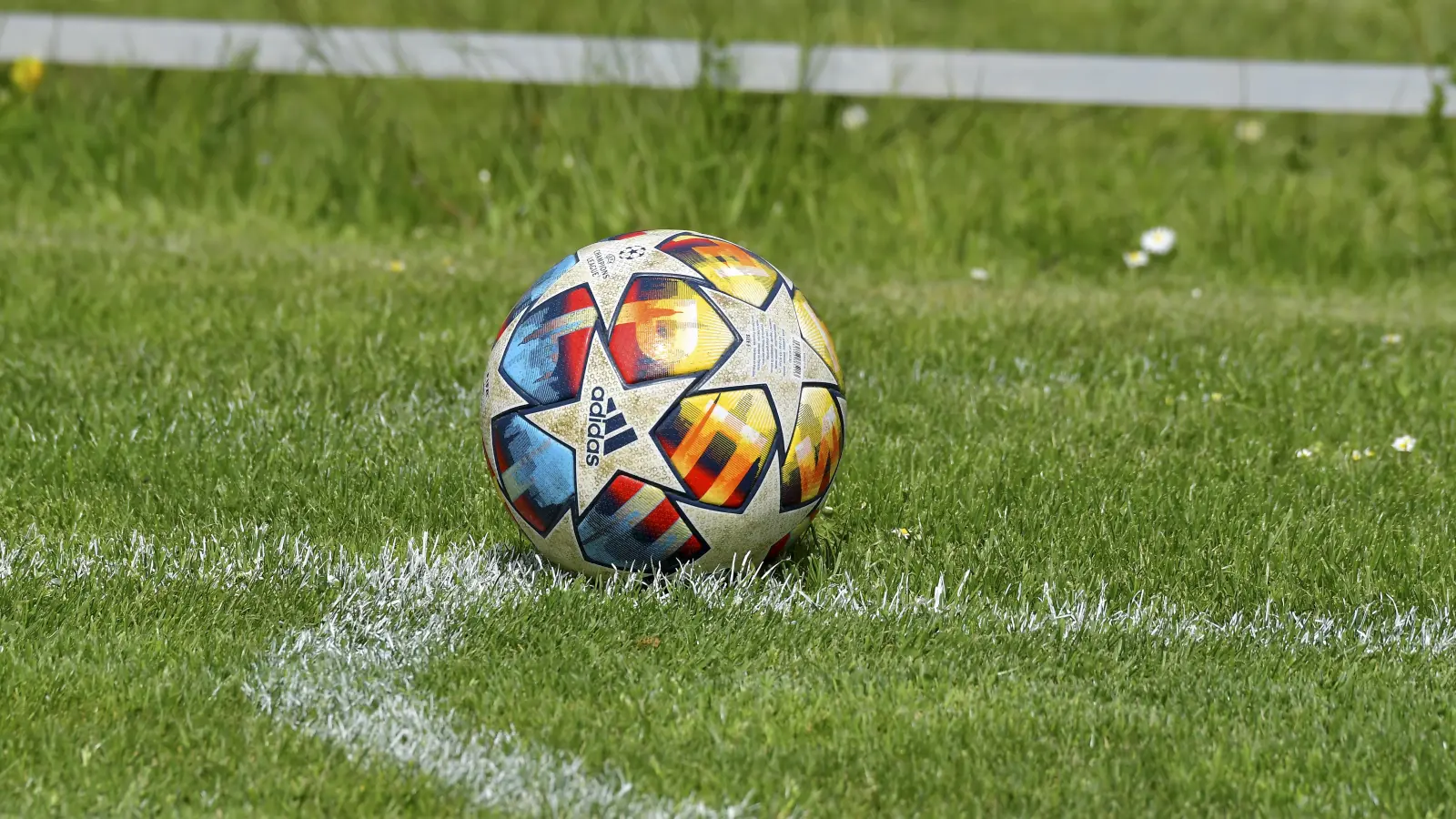 Zum Fußballspielen hatten sich 20 Männer in Sulzbach-Rosenberg verabredet - allerdings ist das auf dem HCA-Gelände verboten. (Symbolbild: Hubert Ziegler)