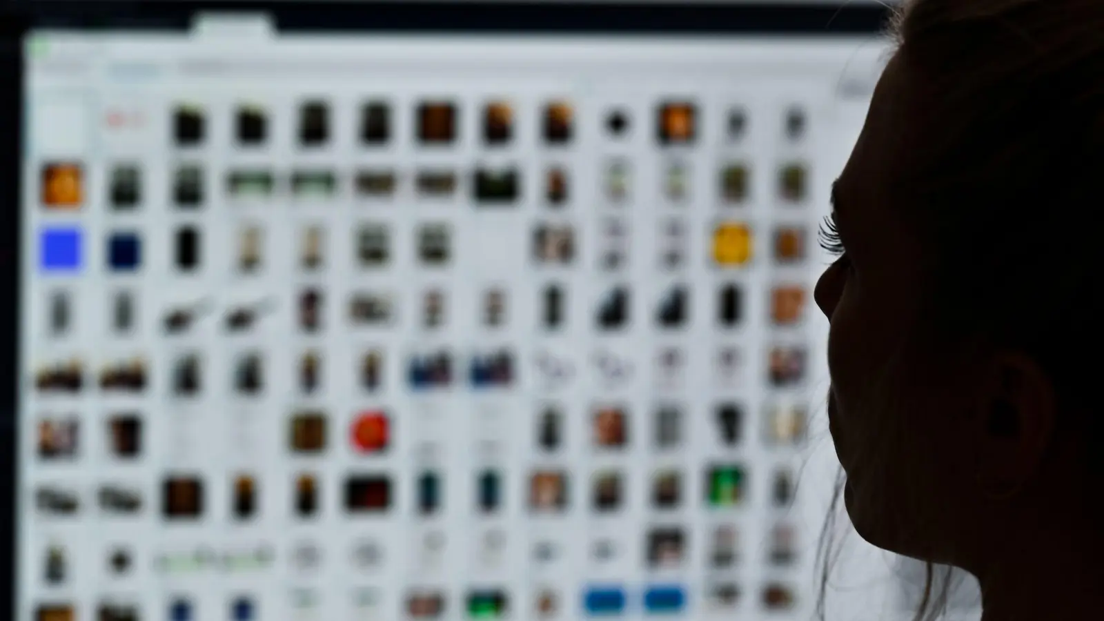 Die Zahl der Beschwerden über kriminelle Inhalte im Internet in Deutschland ist im vergangenen Jahr auf einen neuen Rekordwert gestiegen. (Archivbild) (Bild: Arne Dedert/dpa)