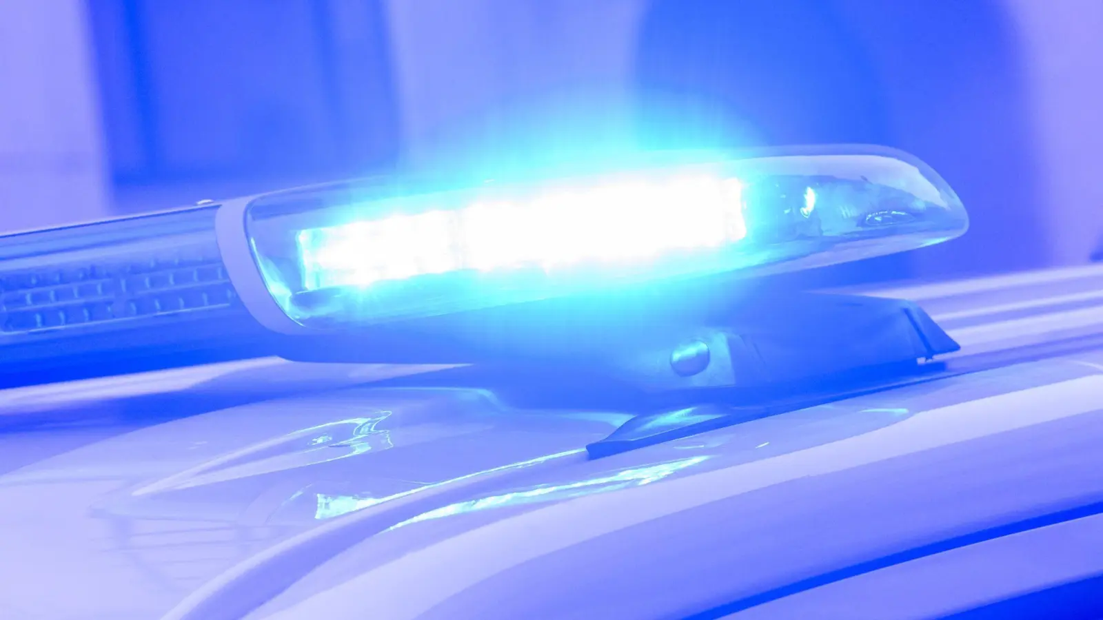 Die Polizei ermittelt in einem Todesfall in Röslau. Ein 89-Jähriger wurde tot im Fluss Eger entdeckt.  (Symbolbild: Julian Stratenschulte/dpa)