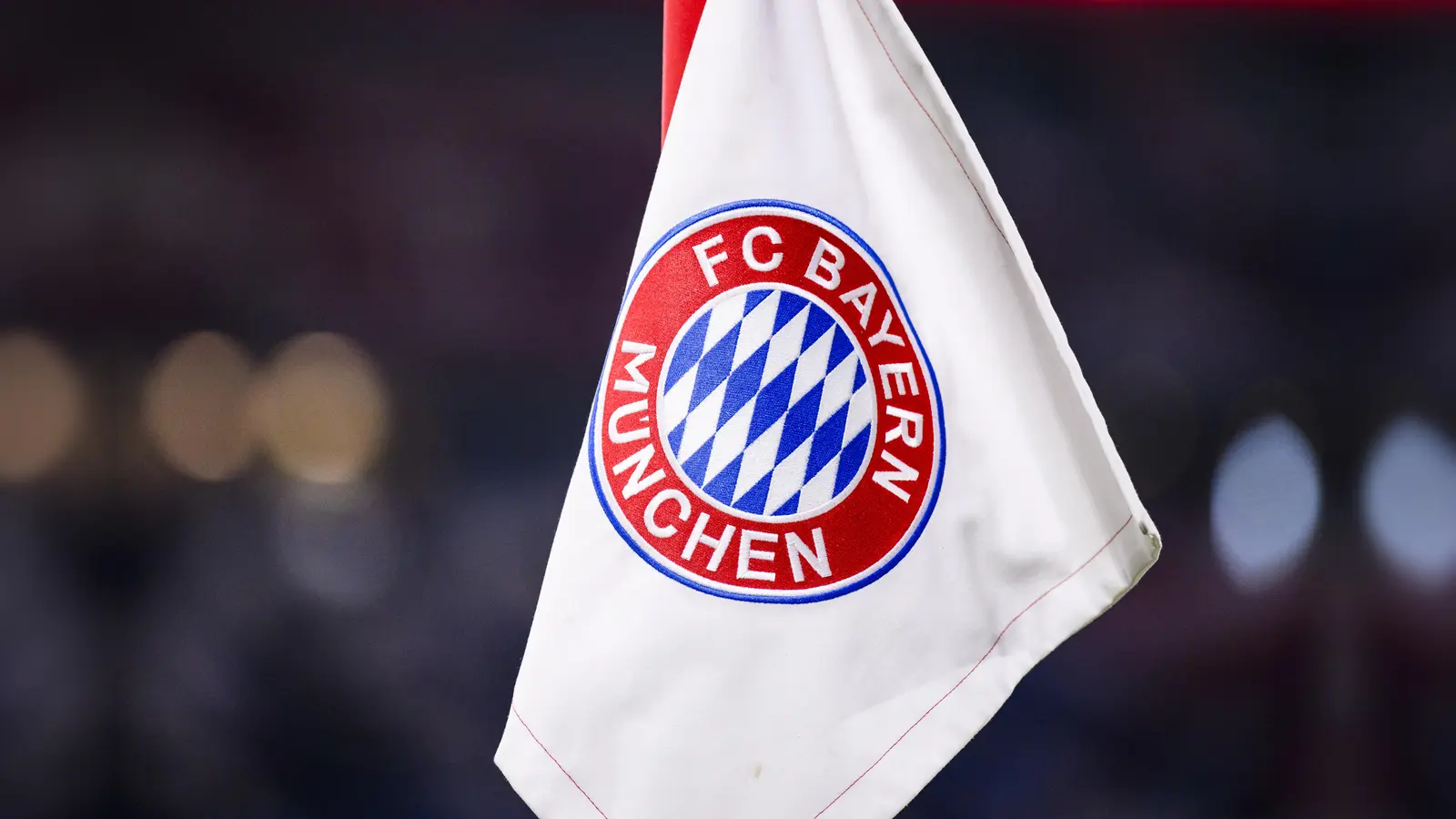 Der FC Bayern München schickt seine Altstars nach Amberg - und den Originalbus. (Bild: Tom Weller)
