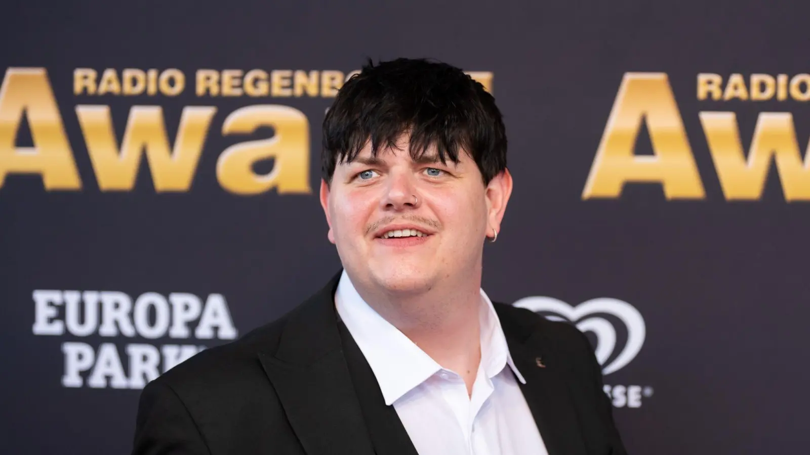 Sänger Isaak ist gespannt auf den diesjährigen ESC-Wettbewerb.  (Bild: Silas Stein/dpa)
