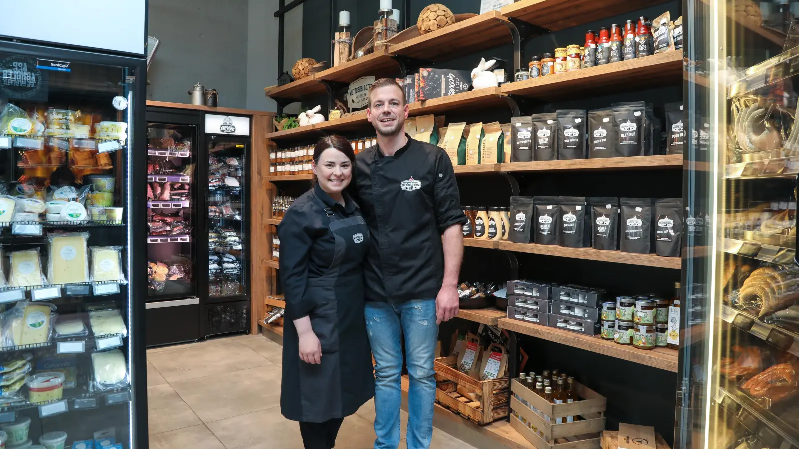 Nadja (35) und Johannes Lotter (36) stehen mitten in der Genussbox – der neue Selbstbedienungsladen ihrer Metzgerei in Sulzbach-Rosenberg. (Bild: Wolfgang Steinbacher)