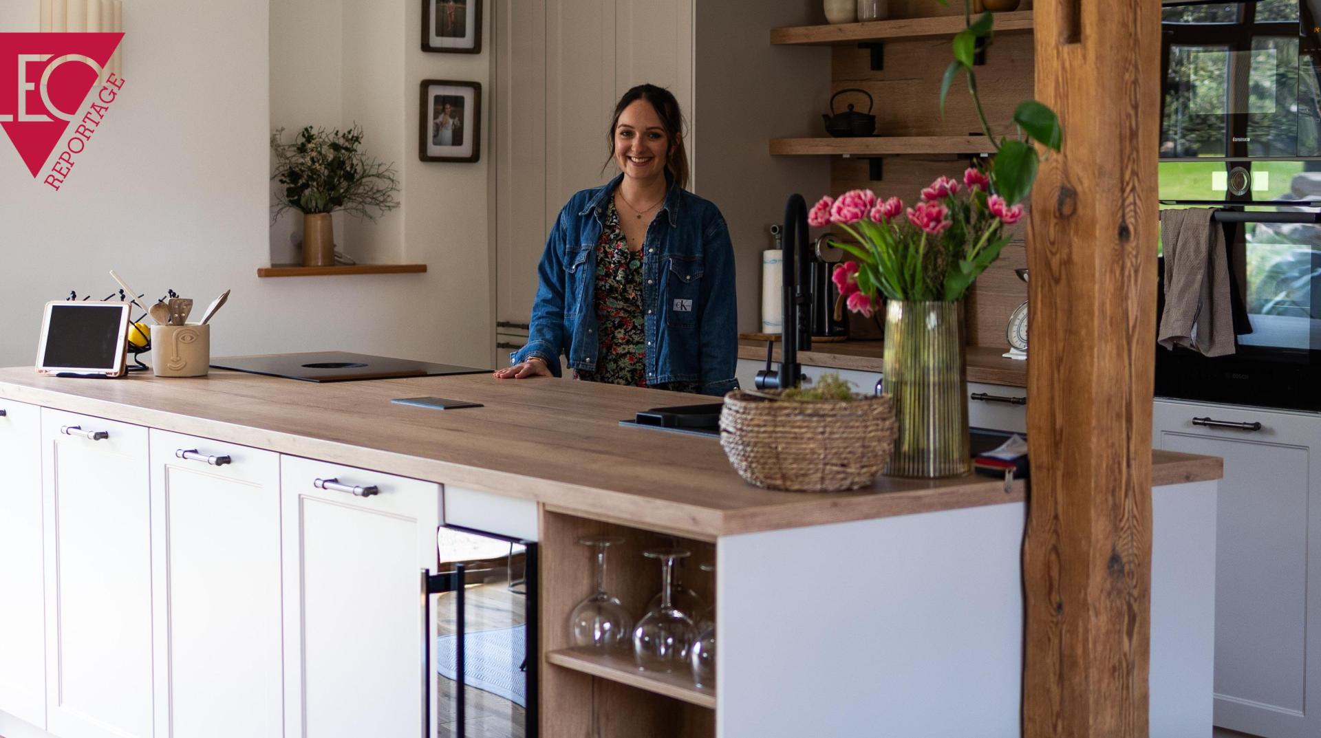 Dani in ihrer offenen Küche im Landhausstil. (Bild: Johanna Nübler)