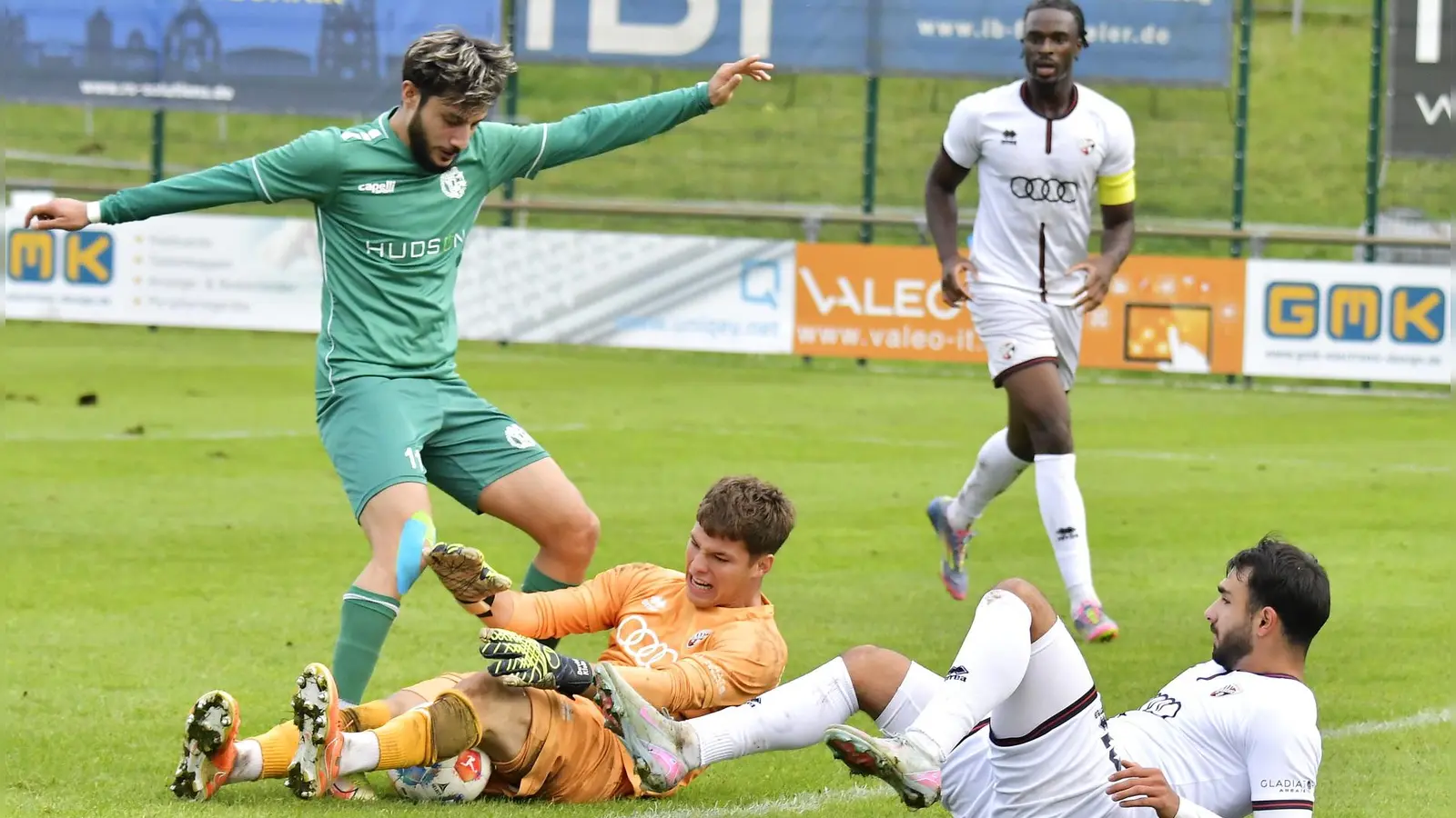 Fatih Boynuegrioglu (links) spielt ab sofort nicht mehr für die DJK Gebenbach. (Bild: Hubert Ziegler)