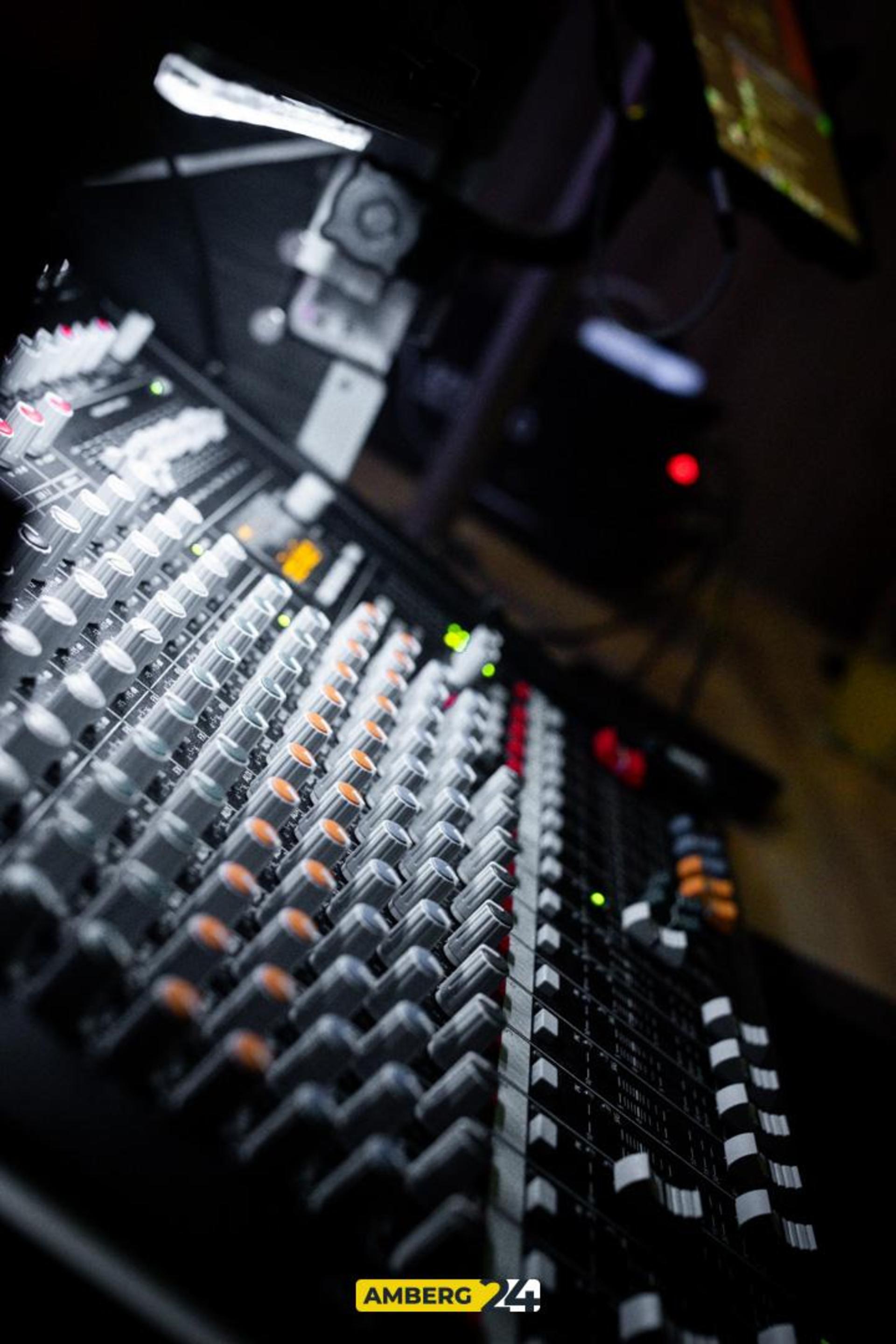 Die Bilder vom Karaoke im Herzog. (Bild: Julia Bär)