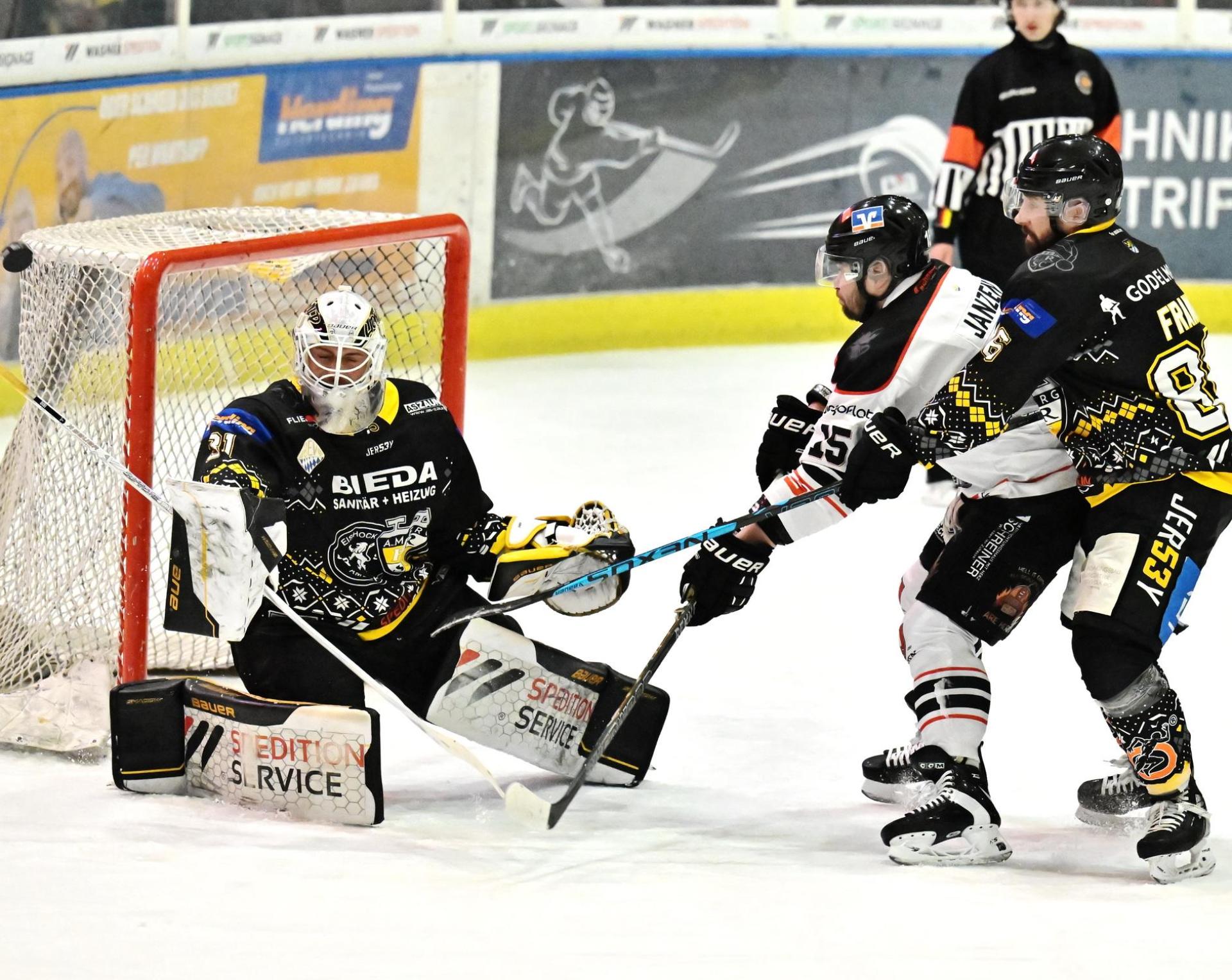 Der ERSC Amberg um Torhüter Lucas Di Berardo (links) vom ERSC Amberg und Benjamin Frank (rechts) verpennte besonders das erste Drittel und konnte den Rückstand nicht mehr aufholen. (Bild: Hubert Ziegler)