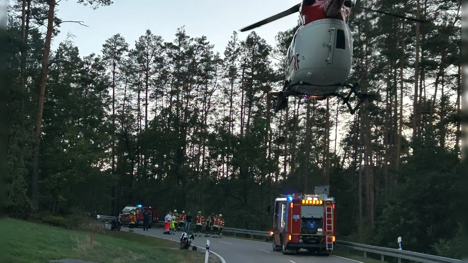 Nach einem schweren Motorradunfall nahe Schwarzhofen im Landkreis Schwandorf ist am Dienstagabend ein 18-Jähriger an den Folgen des Unfalls verstorben. (Bild: PI Neunburg vorm Wald)