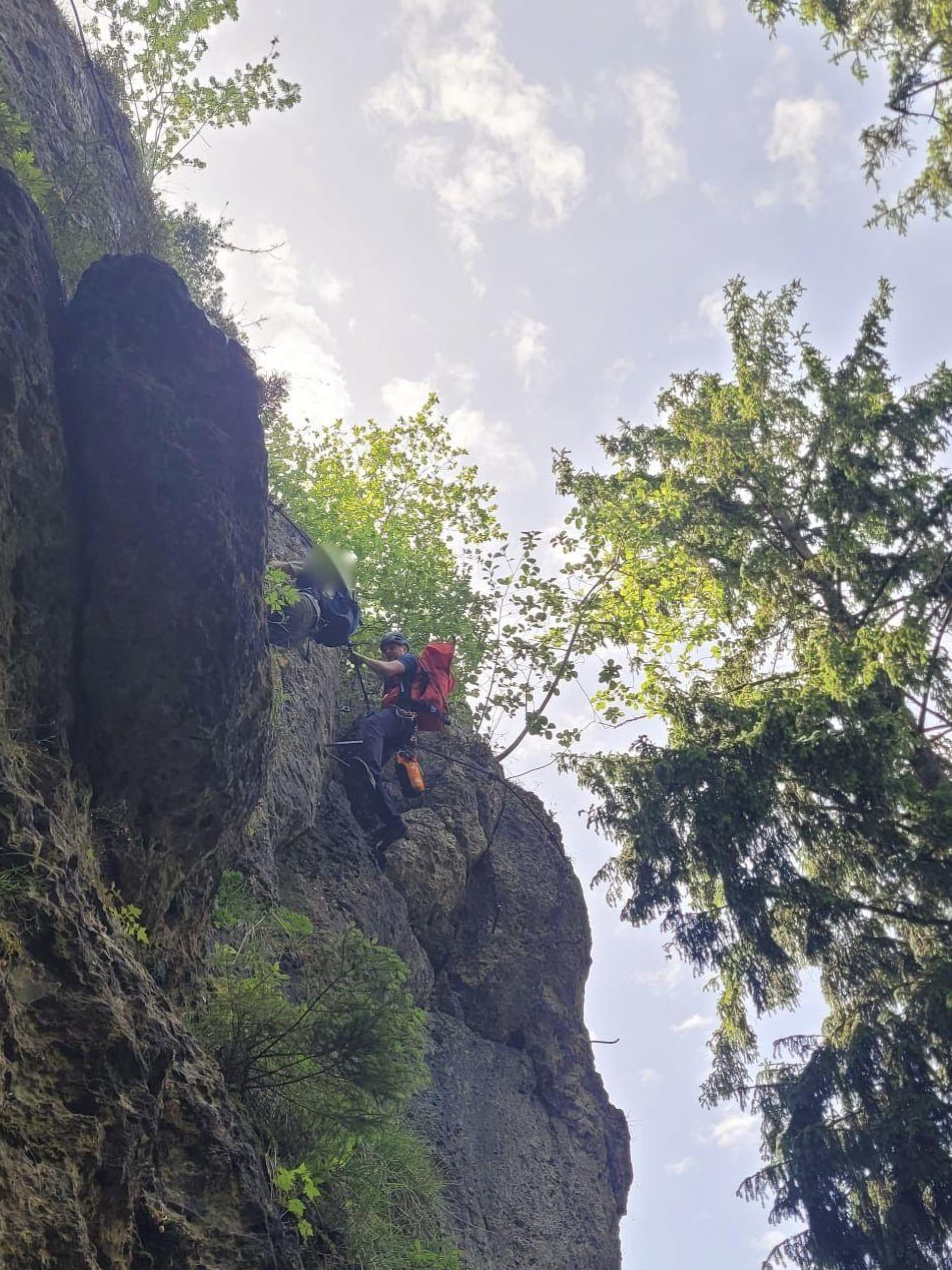 Bergretter im dritten Teil des Höhenglückssteiges im Hirschbachtal bei der <br>Rettung eines entkräfteten Patienten. (Bild: Alexander Renner, Bergwacht Bayern )