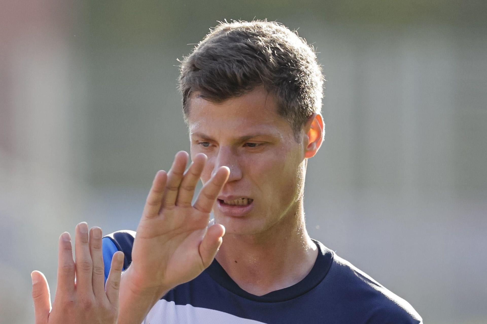 Patrick Erras (rechts) hat seinen Vertrag in Kiel um zwei Jahre verlängert. (Archivbild: Frank Molter/dpa)