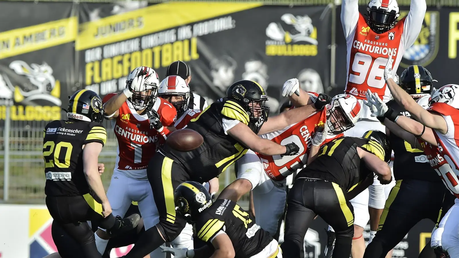 Die Amberg Mad Bulldogs unterlagen zum Saisonauftakt in der Regionalliga Süd den Augsburg Centurions. (Bild: Hubert Ziegler)