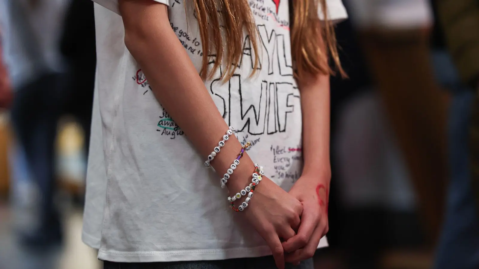 Um die 200 Swift-Fans kamen ins Landesmuseum in Wiesbaden. (Bild: Hannes P. Albert/dpa)