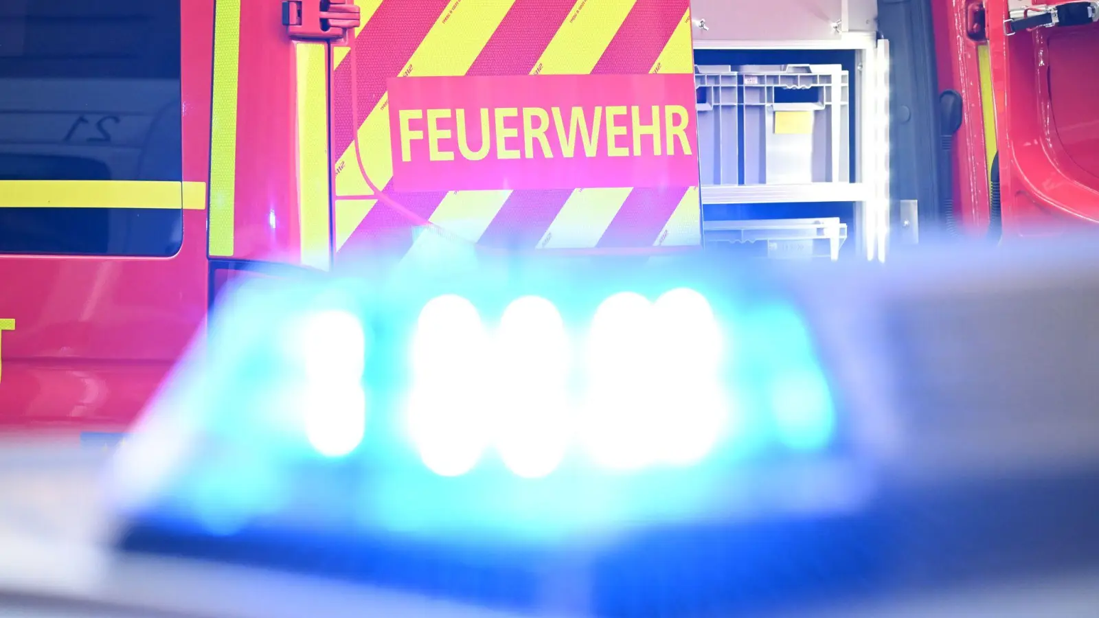 Die Rauchwolke war von Weitem zu sehen, Anwohner sollten Fenster schließen. (Symbolbild) (Bild: Bernd Weißbrod/dpa)