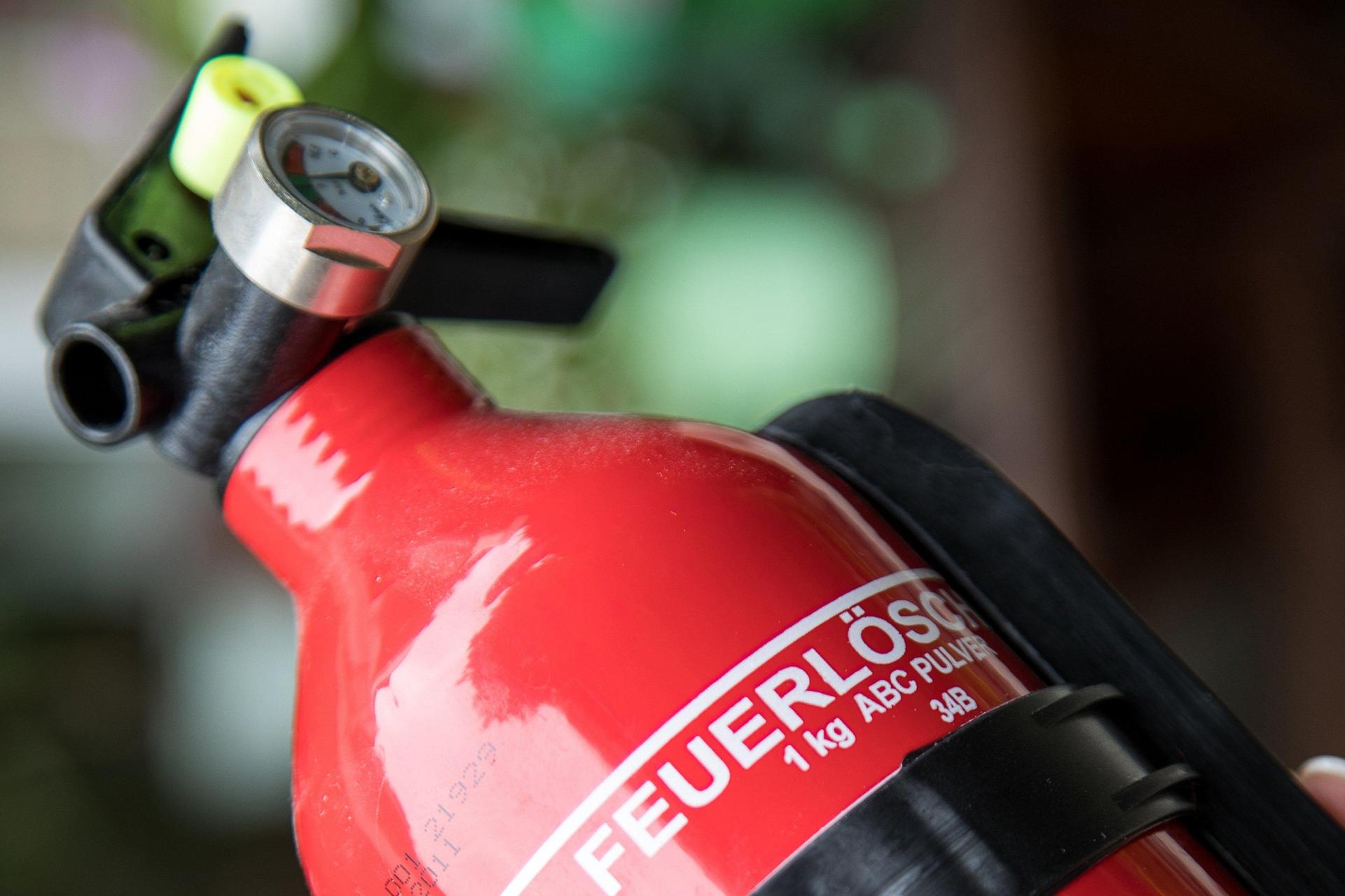 Ein Vandale hat in Hirschau den Inhalt eines Feuerlöschers in einem Jeep versprüht. (Symbolbild: Christin Klose)
