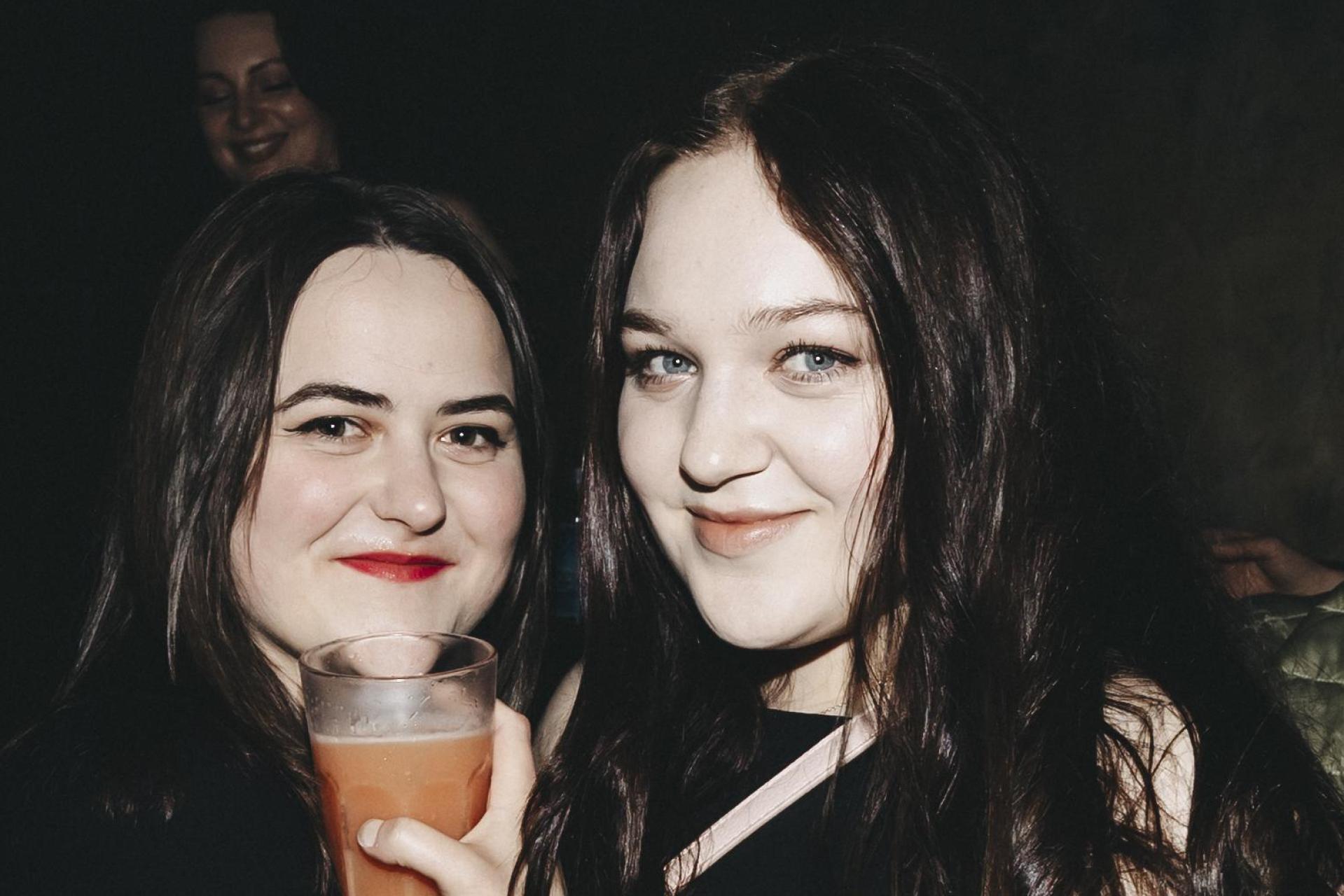 Frau Fenk im Trio.  (Bild: Lolografie)