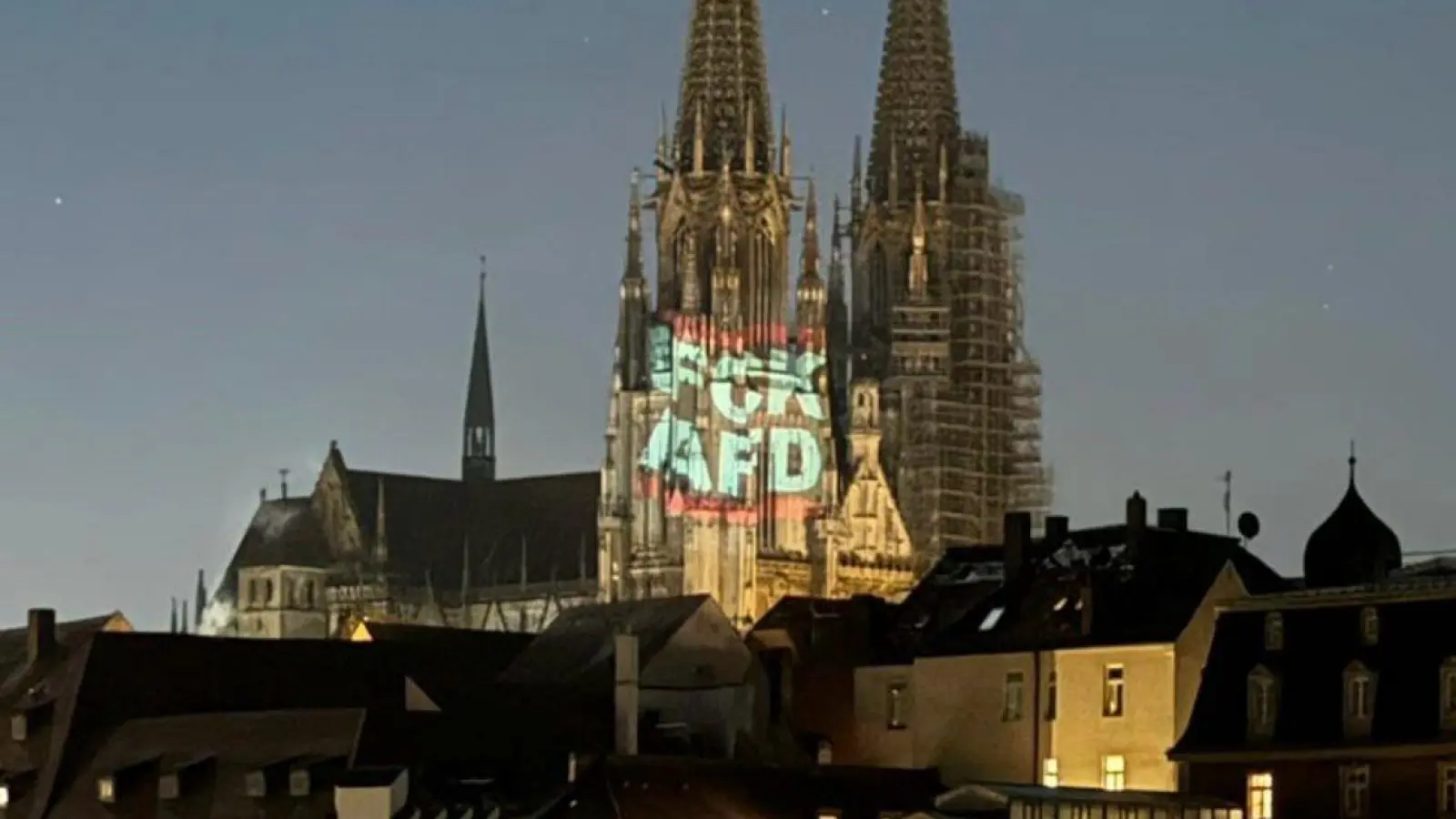 Unbekannte haben den Regensburger Dom am Samstagabend für eine politische Botschaft genutzt. (Bild: Barbara Eisenhut)