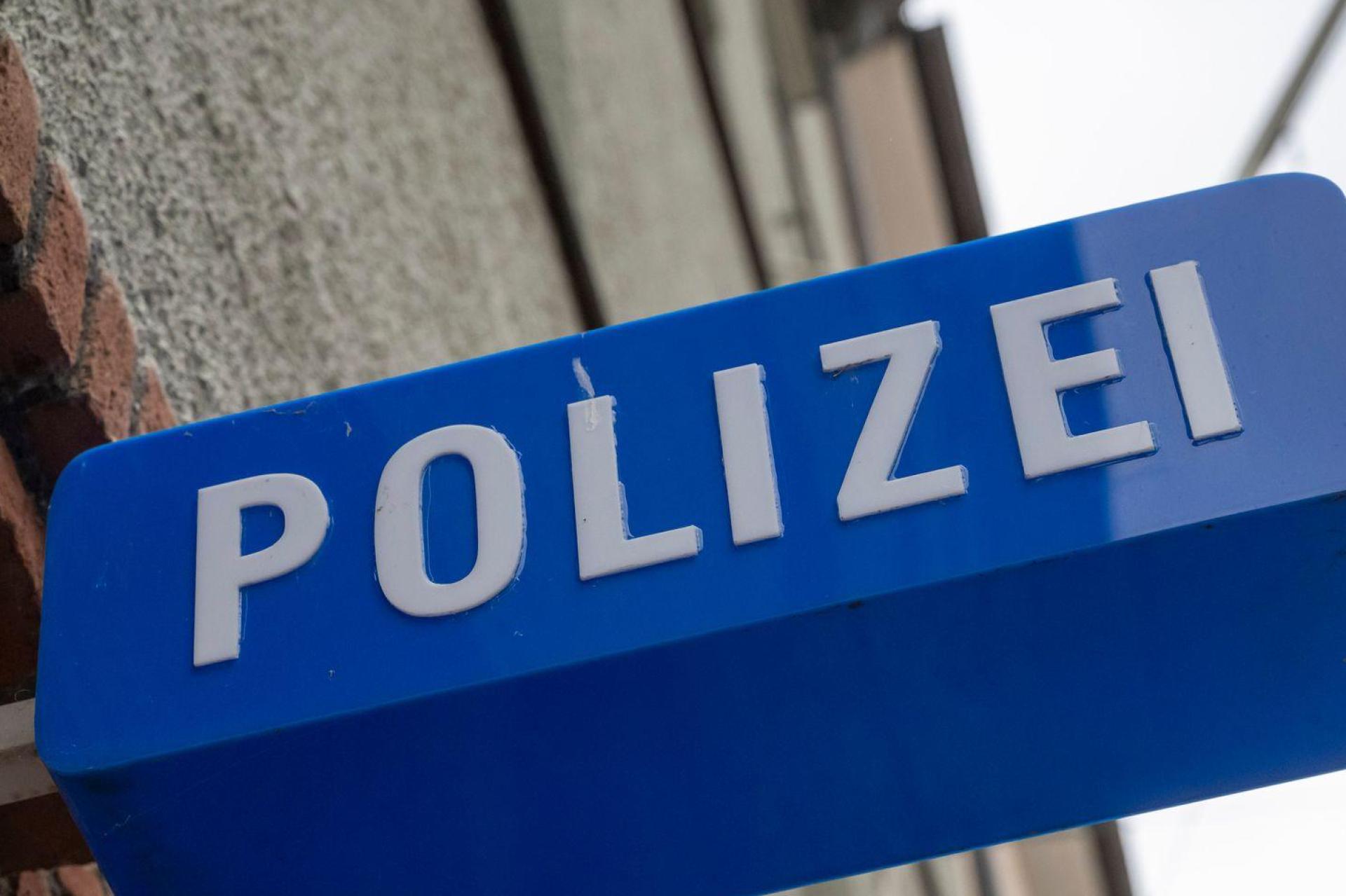 Eine 80-jährige Rentnerin wurde in Amberg nach einem Ladendiebstahl festgenommen. Sie hatte Waren im Wert von über 140 Euro gestohlen. (Symbolbild: Peter Kneffel/dpa)