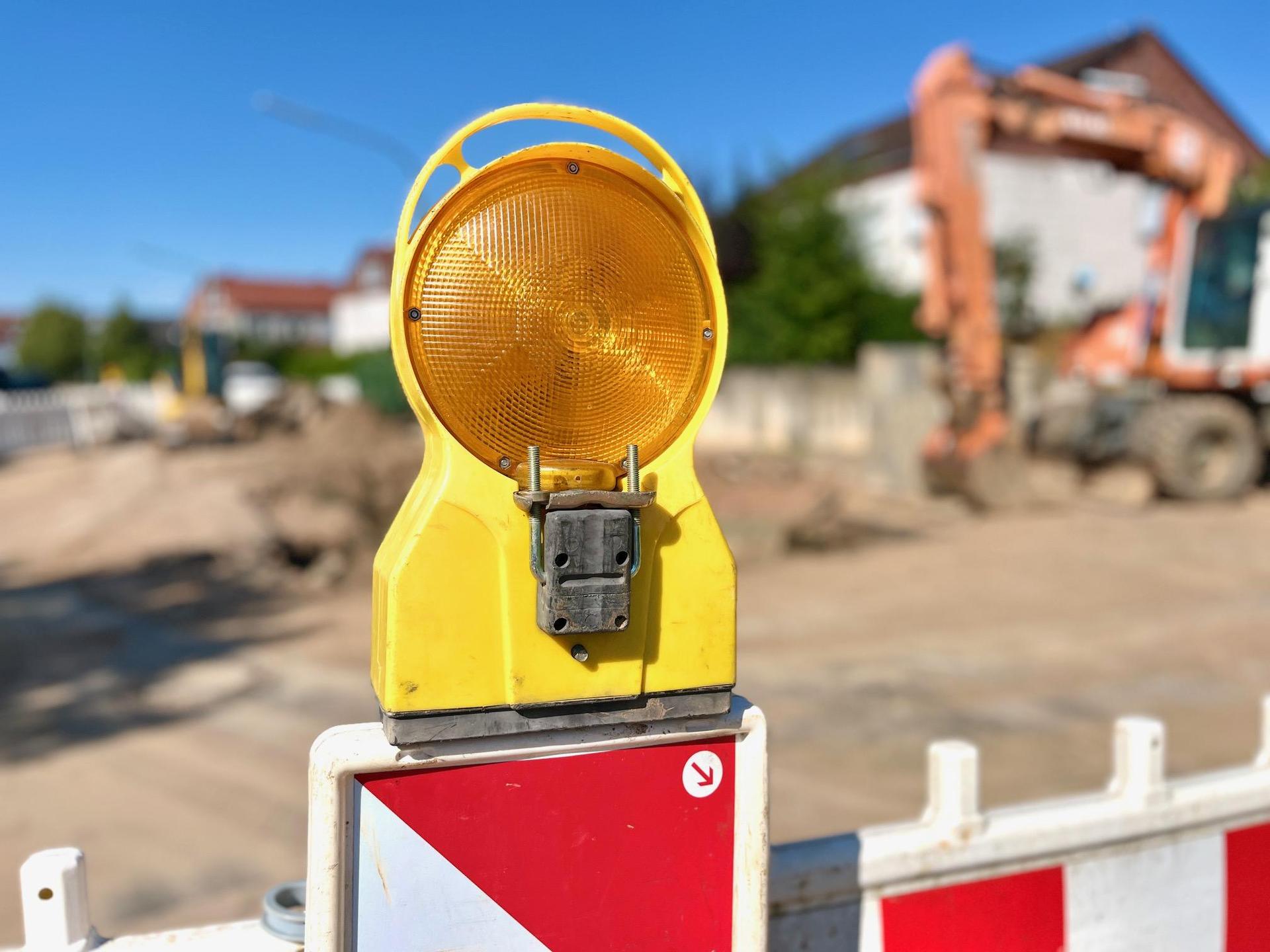 Die Vollsperrung der Blumenaustraße in Sulzbach-Rosenberg wird bis Ende Juni verlängert. (Symbolbild: Gabi Schönberger)