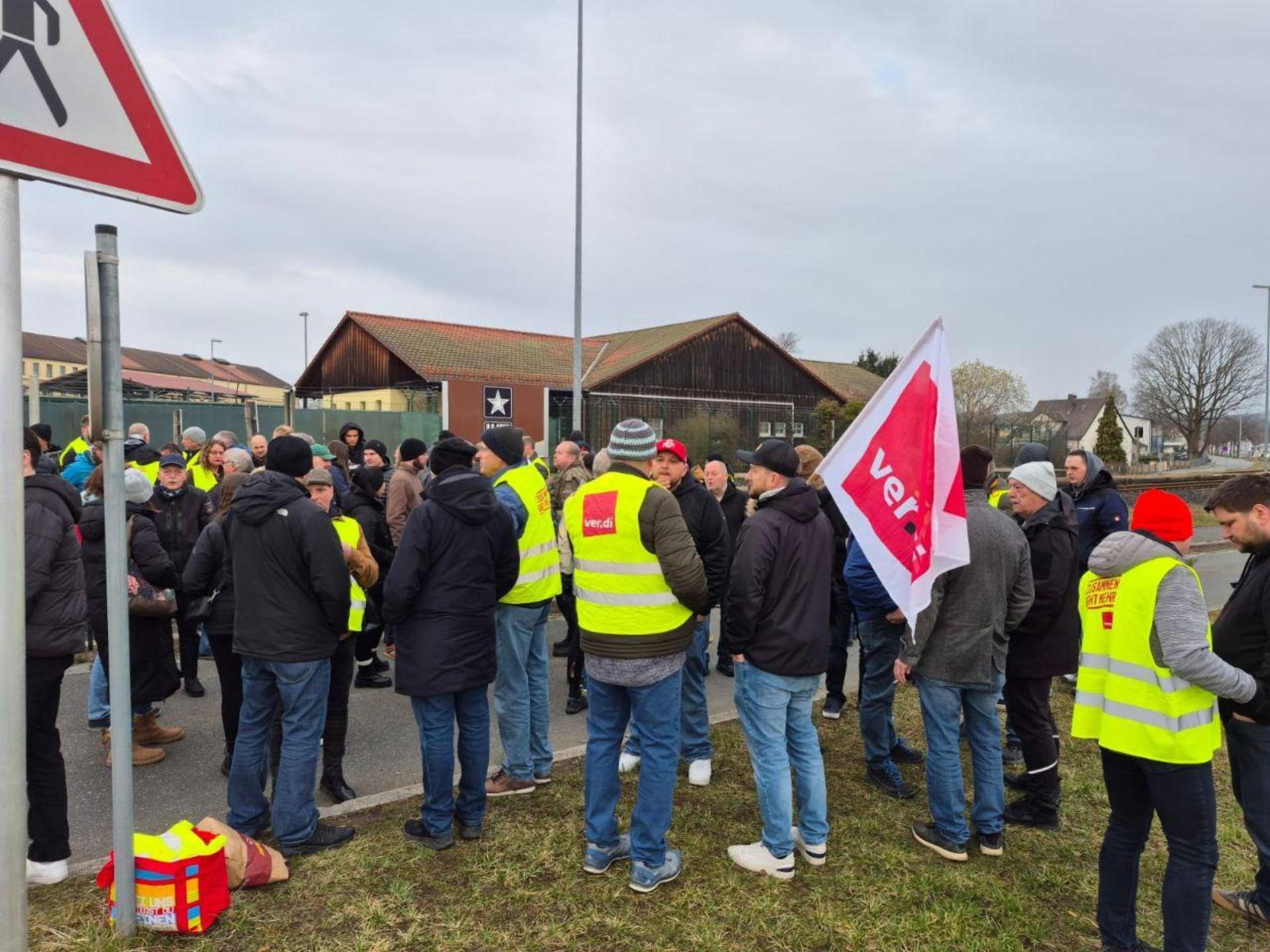 In Grafenwöhr gehen bereits am 16. März Beschäftigte der US Army auf die Straße. (Bild: Kathrin Birner)