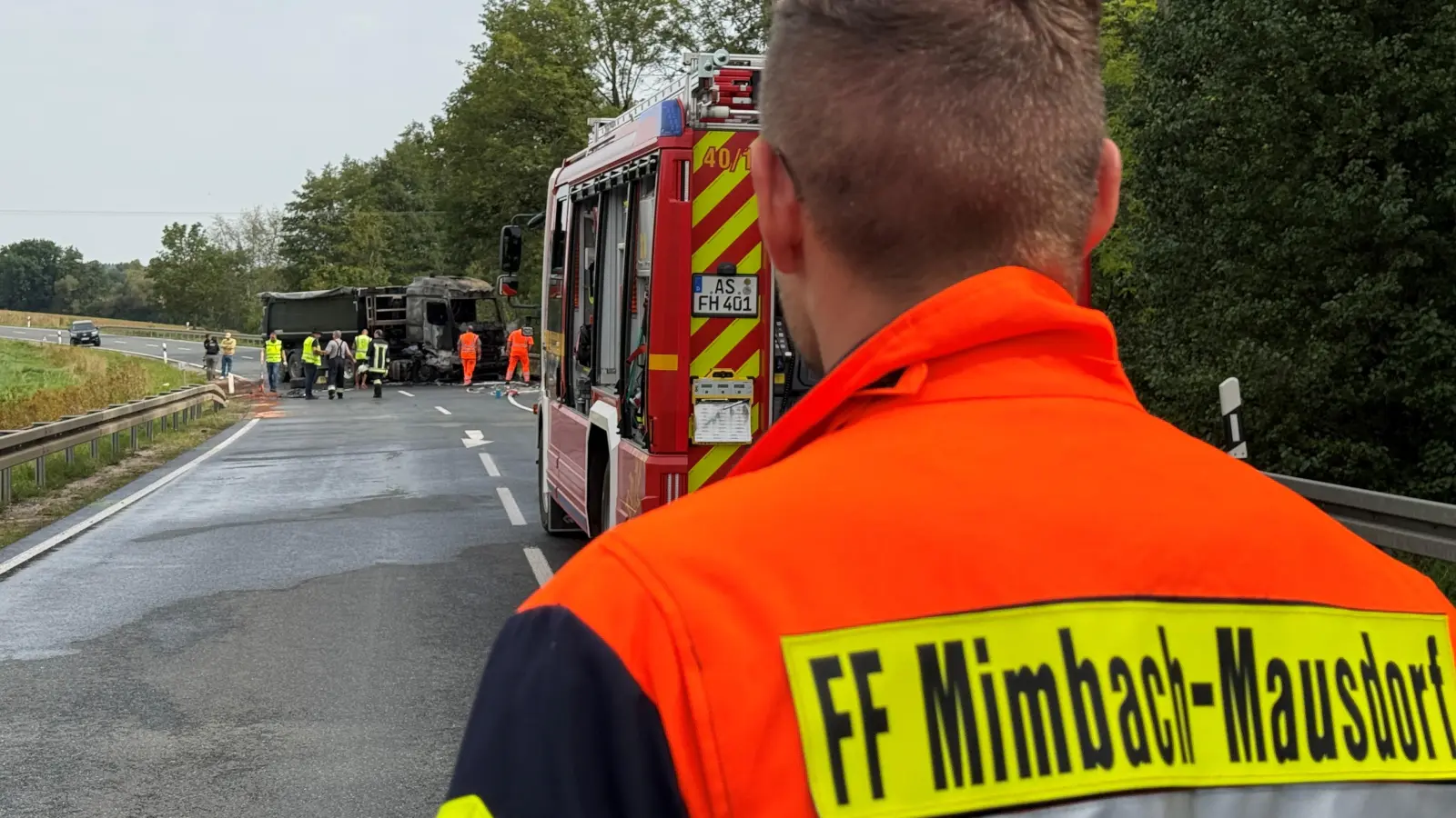Bei Gebenbach sind auf der B299 die Fahrer zweier BMW in einen entgegenkommenden Lkw gekracht, der Laster brannte aus, ein 22-Jähriger starb.  (Bild: Stephan Huber)