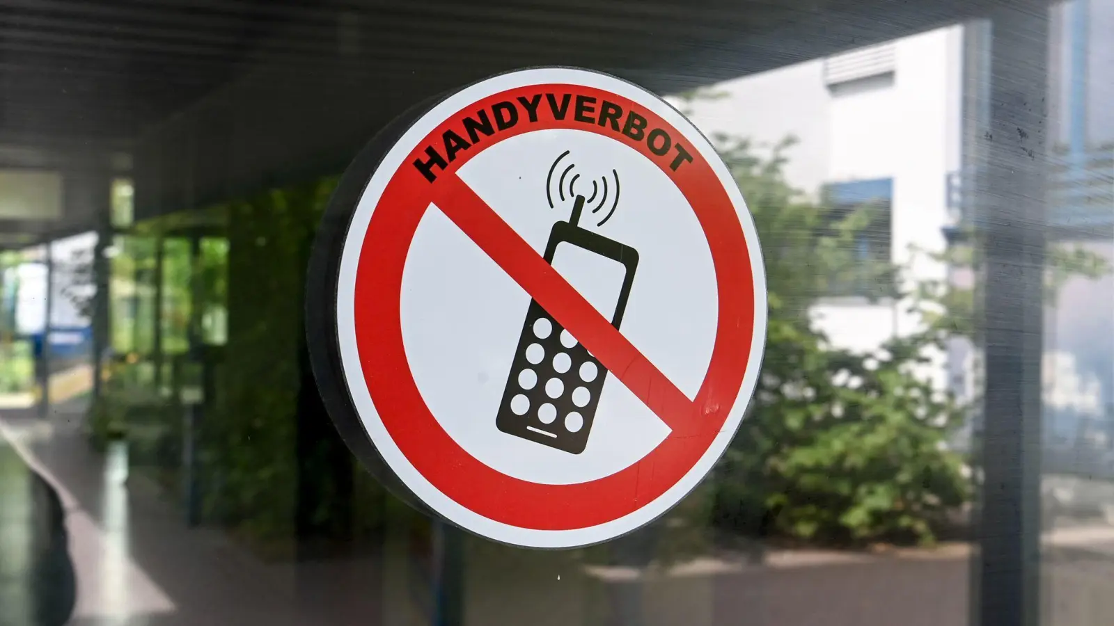 Tschechien plant an Handyverbot an Schulen ab September 2027. (Symbolbild) (Bild: Jens Kalaene/dpa)