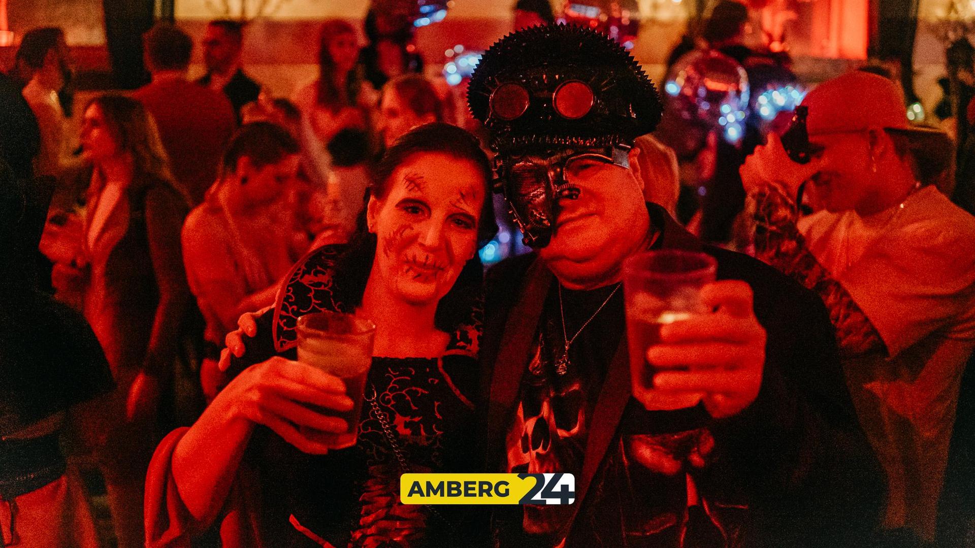 Hexen und Narren waren am Donnerstag auch im Casino unterwegs. (Bild: Mario Donhauser)