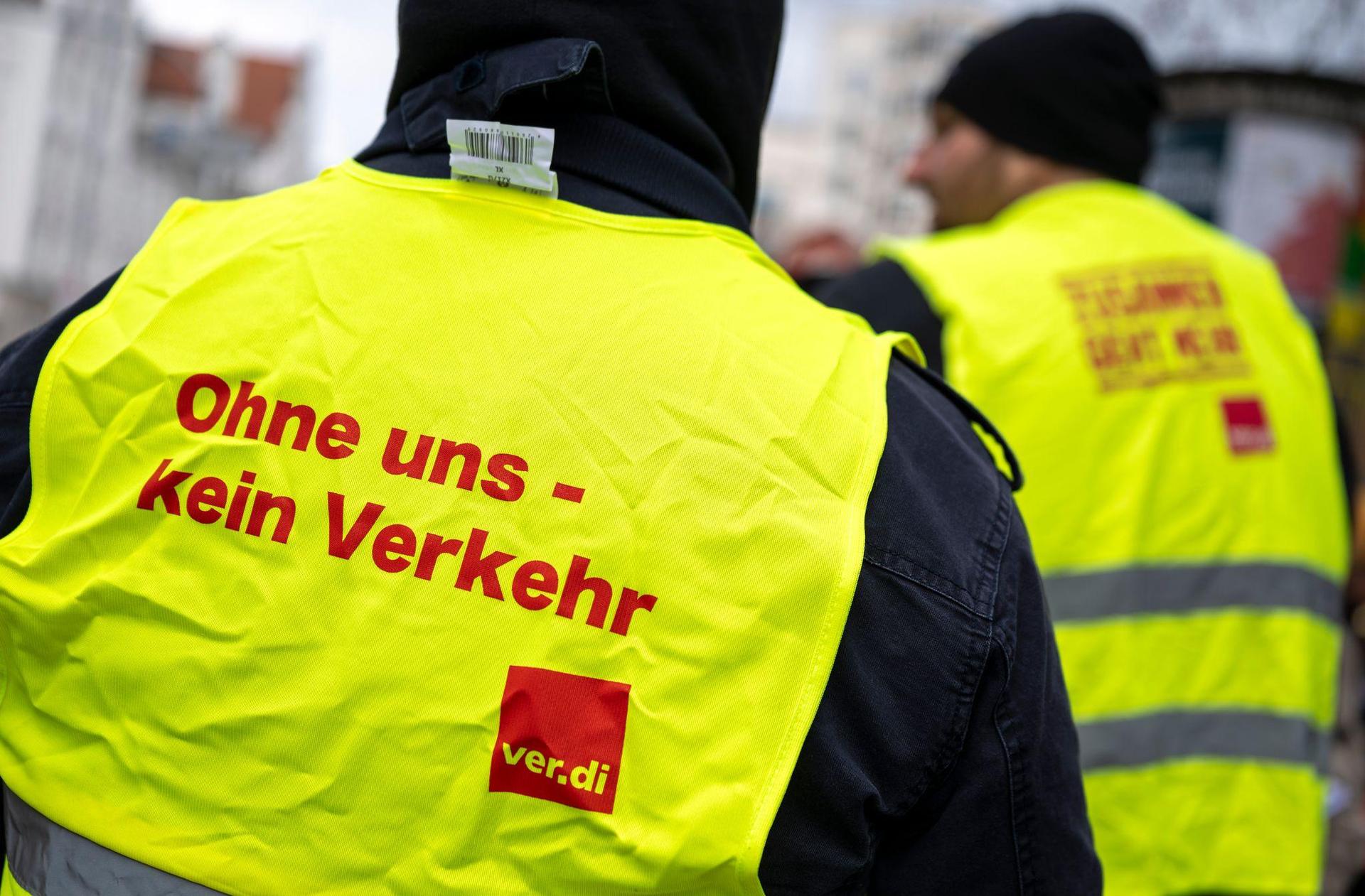 Im aktuellen Tarifkonflikt in Bayern steht der zweite Warnstreik in Bayern an. (Archivbild) (Bild: Peter Kneffel/dpa)