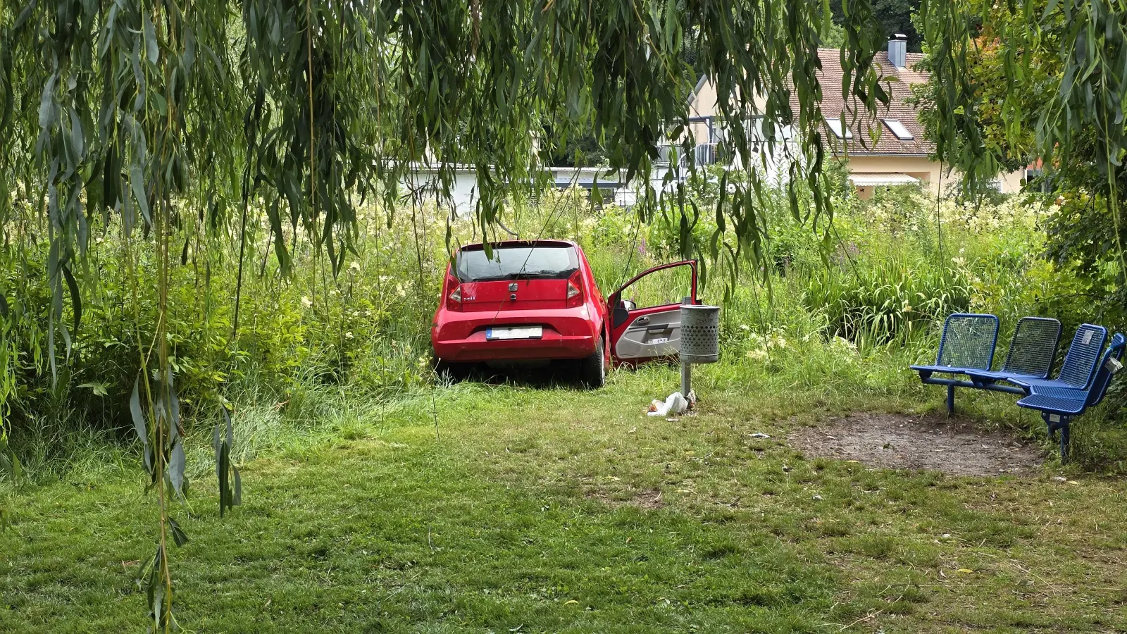 Ein 67-jähriger Autofahrer ist in Sulzbach-Rosenberg mit seinem Pkw in einen Weiher gerollt.  (Bild: Polizei Sulzbach-Rosenberg)
