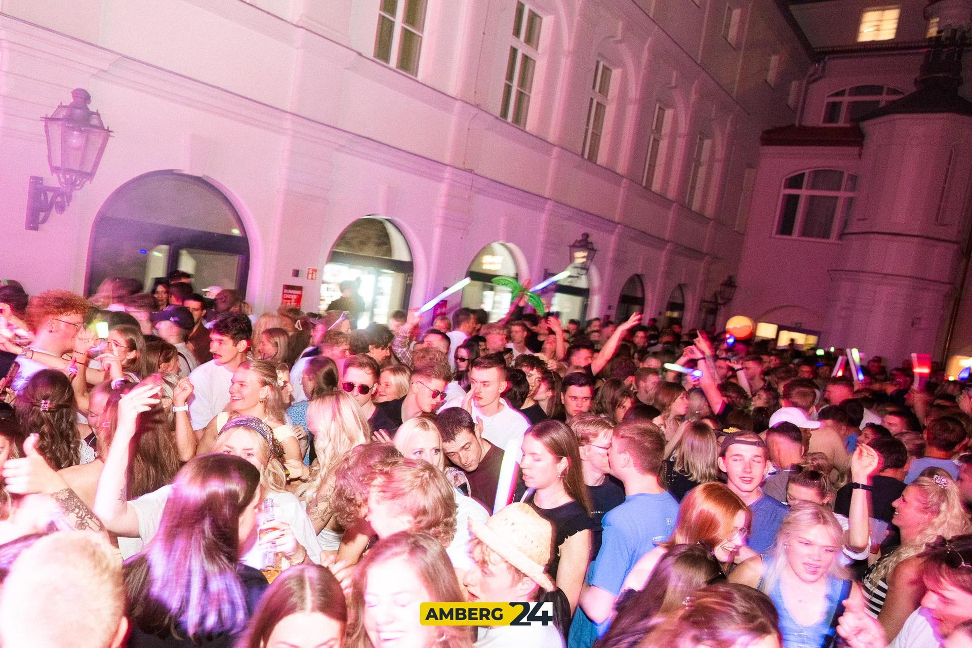 Feiern im Innenhof der Drei Höfe. (Bild: David Mueller)