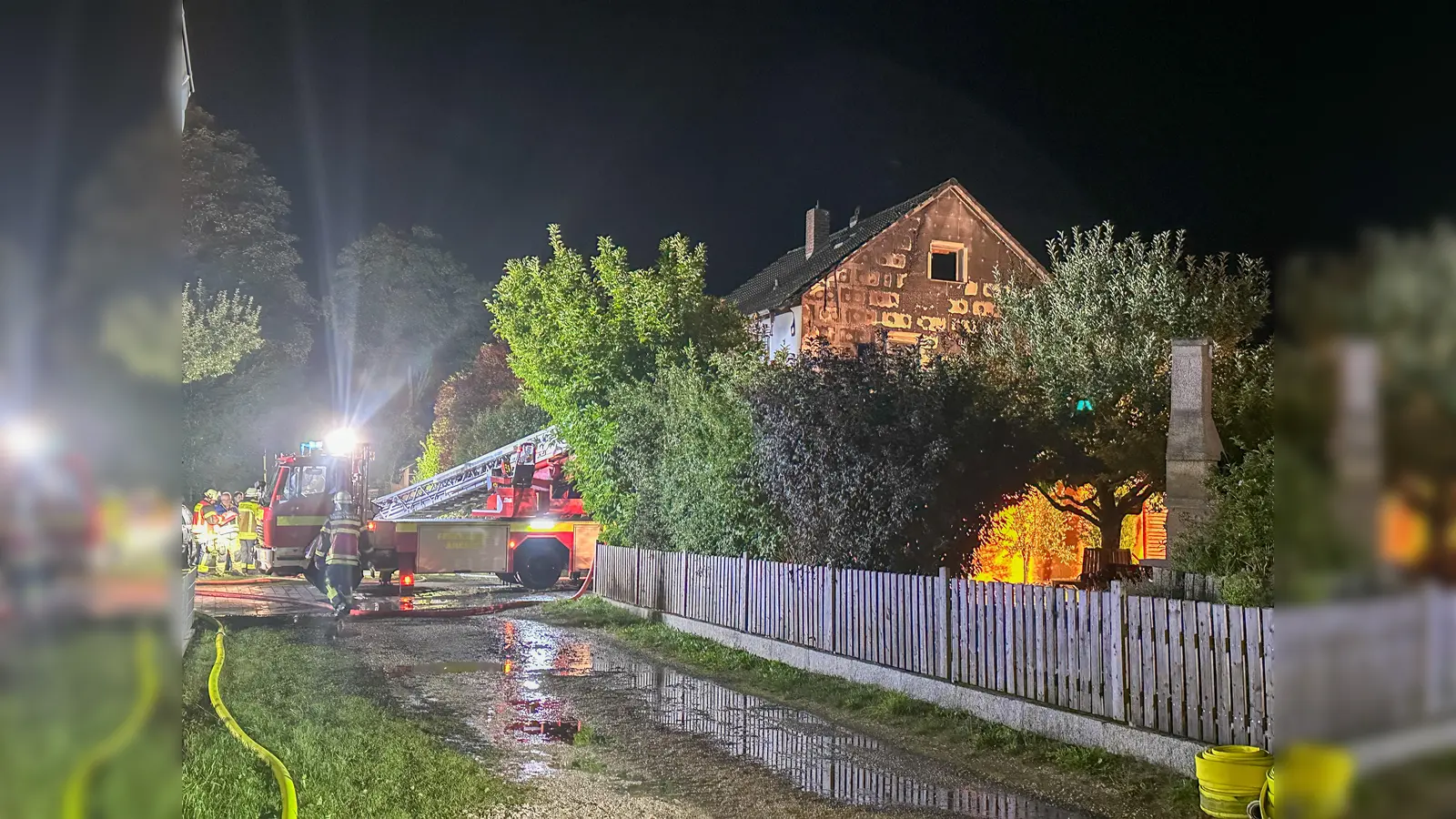 Ein Großaufgebot an Einsatzkräften war am Freitagabend bei einem Brand in Wolfsbach gefordert. (Bild: Kreisbrandinspektion Amberg-Sulzbach)