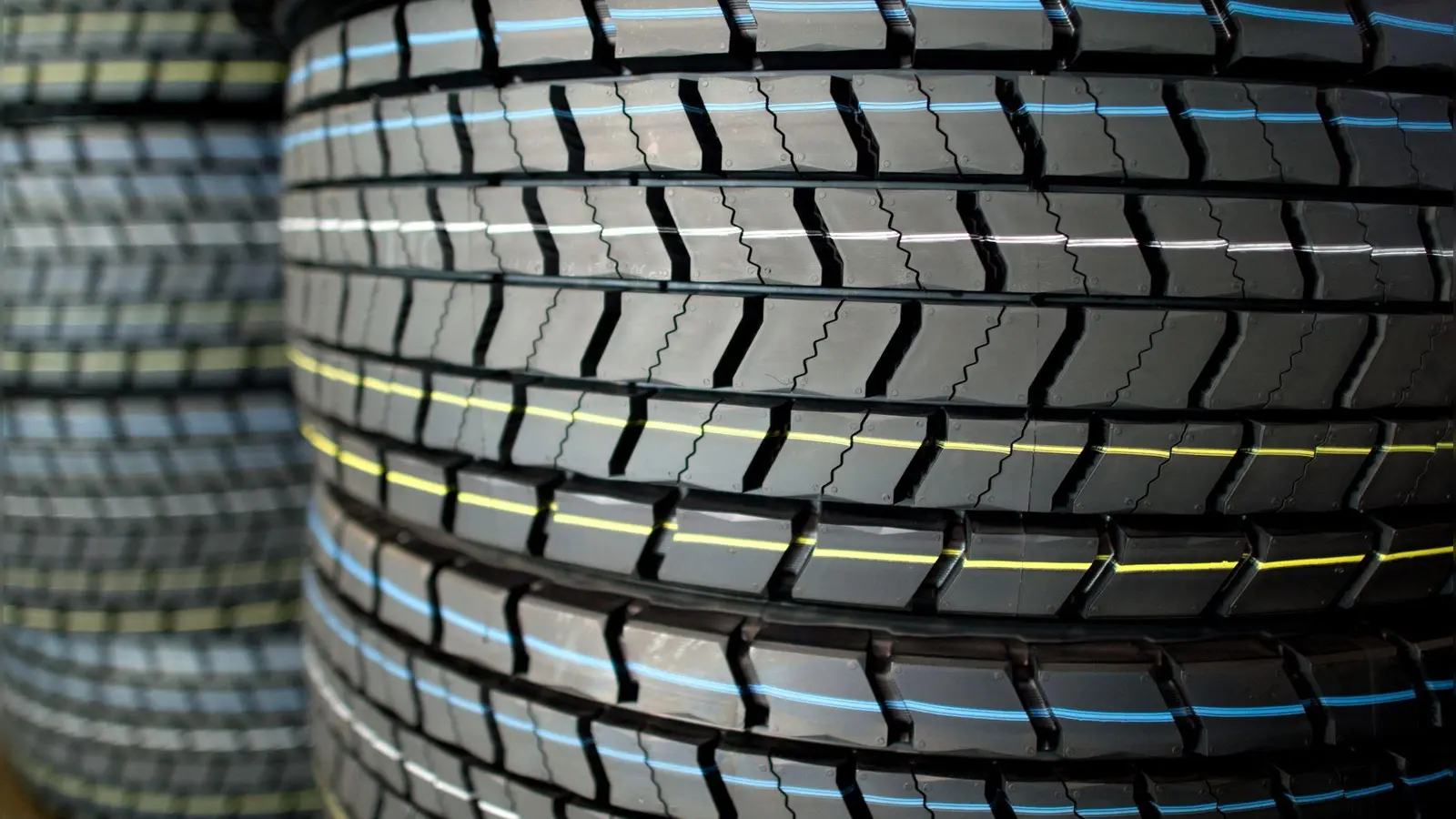 Ein Vandale hat in Amberg 40 Reifen zerstört und einen Schaden von 16.000 Euro verursacht. (Symbolbild: Julian Stratenschulte/dpa)