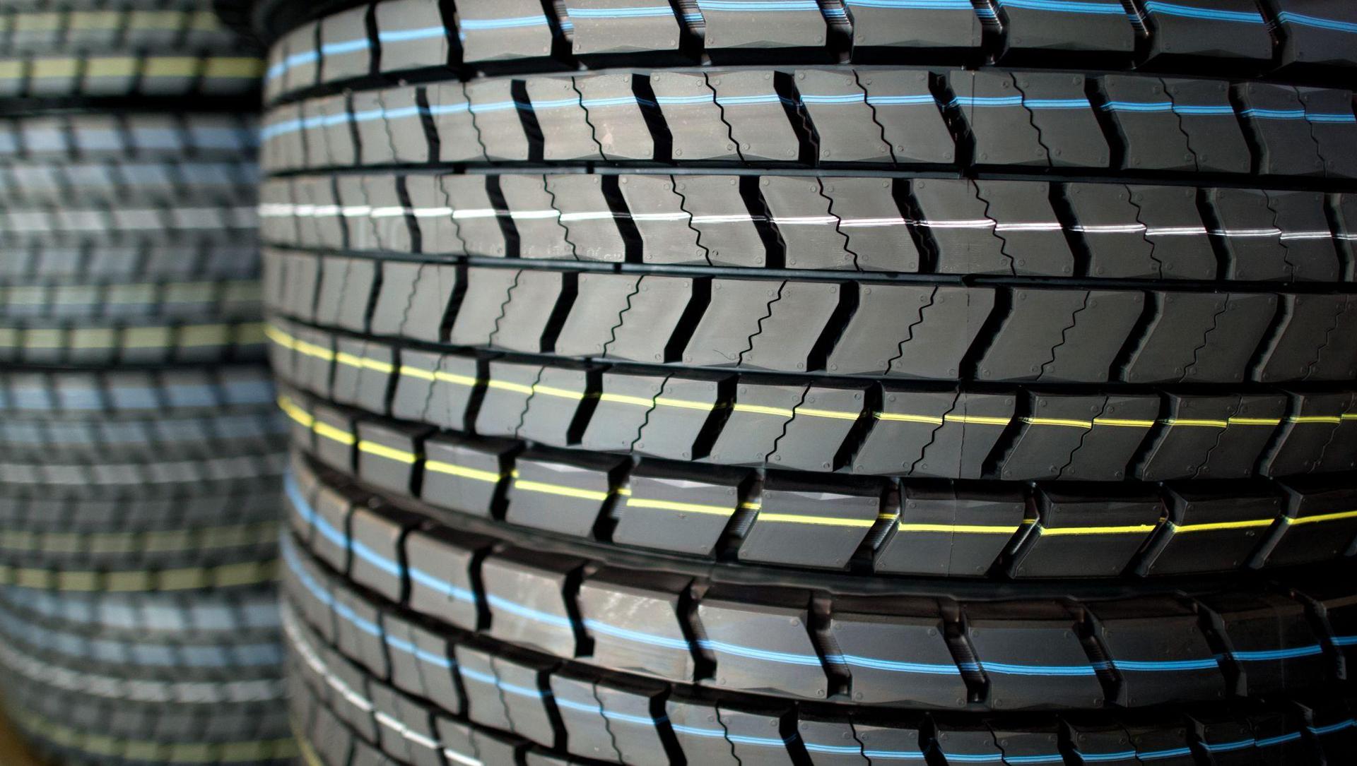 Ein Vandale hat in Amberg 40 Reifen zerstört und einen Schaden von 16.000 Euro verursacht. (Symbolbild: Julian Stratenschulte/dpa)