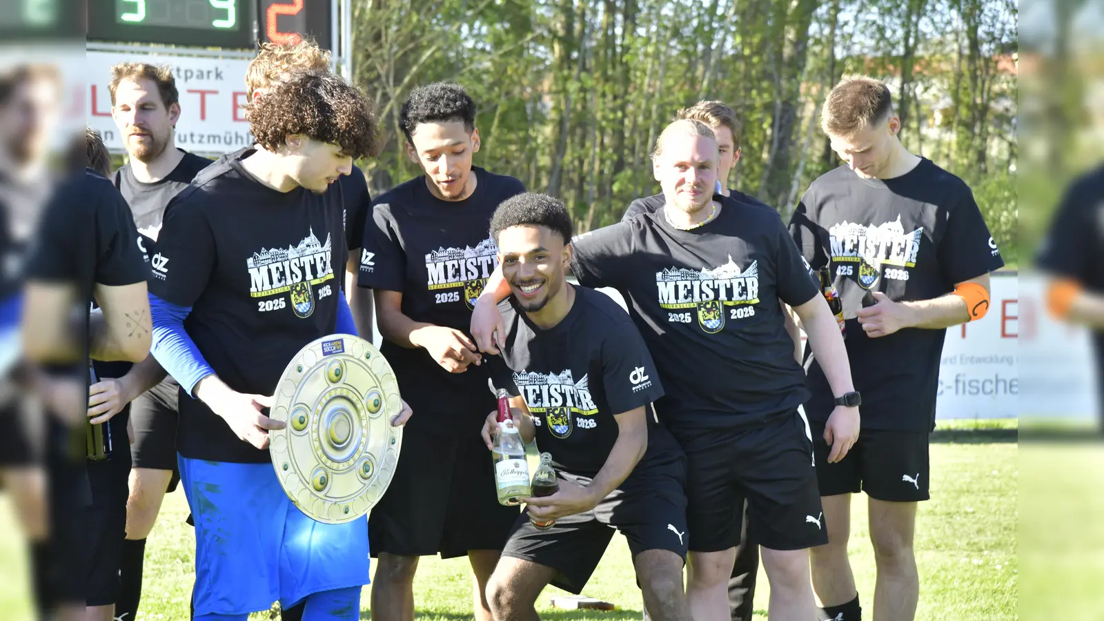 Der FC Amberg will nochmals feiern: Nach dem Titelgewinn in der Bezirksliga Nord will man nun auch Gesamt-Meister der Oberpfalz werden. (Bild: Hubert Ziegler)