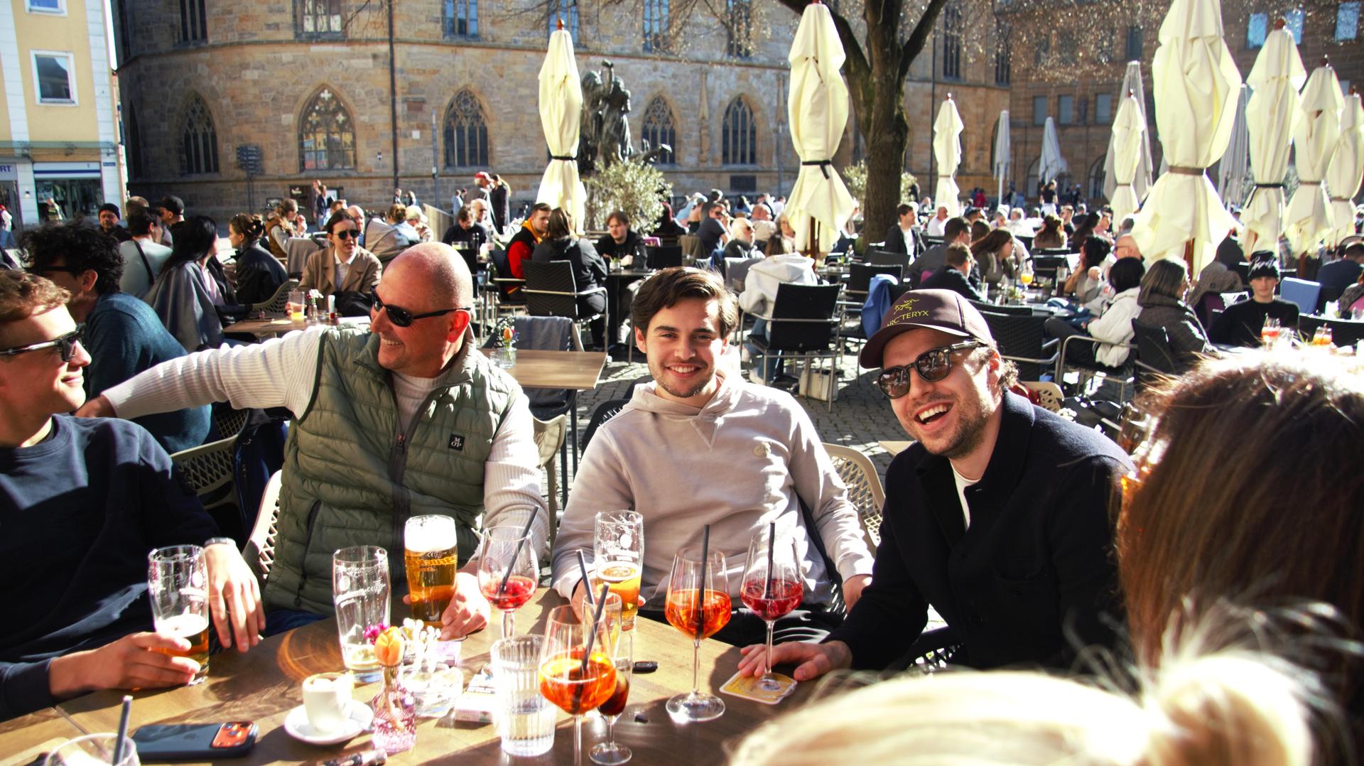 Im warmen Sonnenschein war das Daydrinking im Colomba Entspannung pur. (Bild: Marlin Nixdorf)