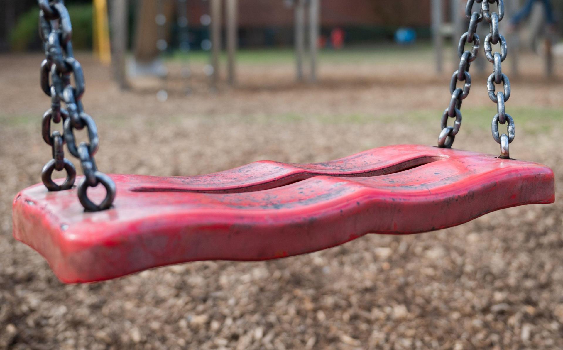 Auch an Schaukeln haben Unbekannte auf bislang zwei Amberger Spielplätzen Schrauben gelockert. (Symbolbild: Julian Stratenschulte/dpa)