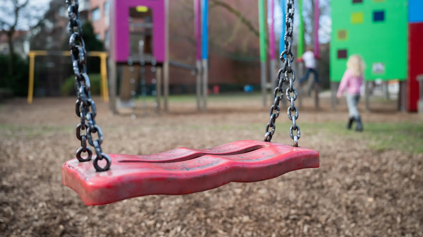 Auch an Schaukeln haben Unbekannte auf bislang zwei Amberger Spielplätzen Schrauben gelockert. (Symbolbild: Julian Stratenschulte/dpa)