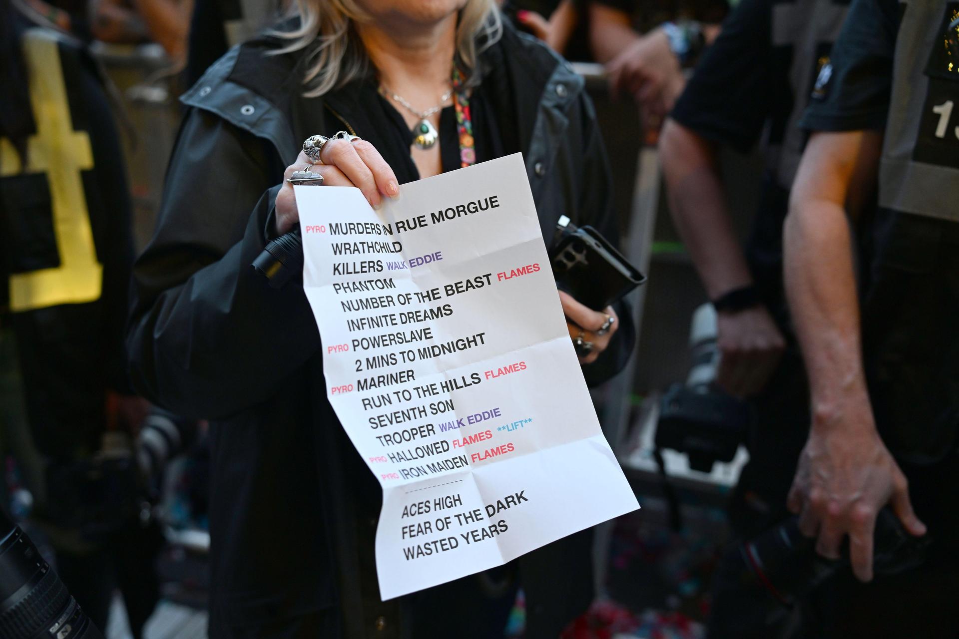 Iron Maiden ist bekanntermaßen eine der professionellsten Bands der Szene. Perfekt wie eine Regisseurin brieft ihre Tourmanagerin die Fotografen zum Ablauf der Songs. (Bild: Tobias Schwarzmeier)