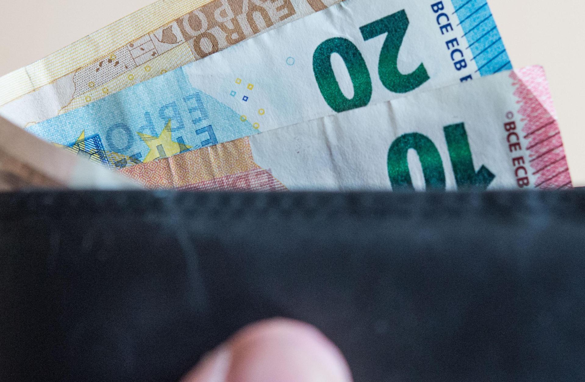 Rund 100 Euro hat ein Unbekannter erbeutet, als er in einem Geschäft in Schmidmühlen die Geldbörse einer 70-Jährigen klaute.  (Symbolbild: Lino Mirgeler/dpa)
