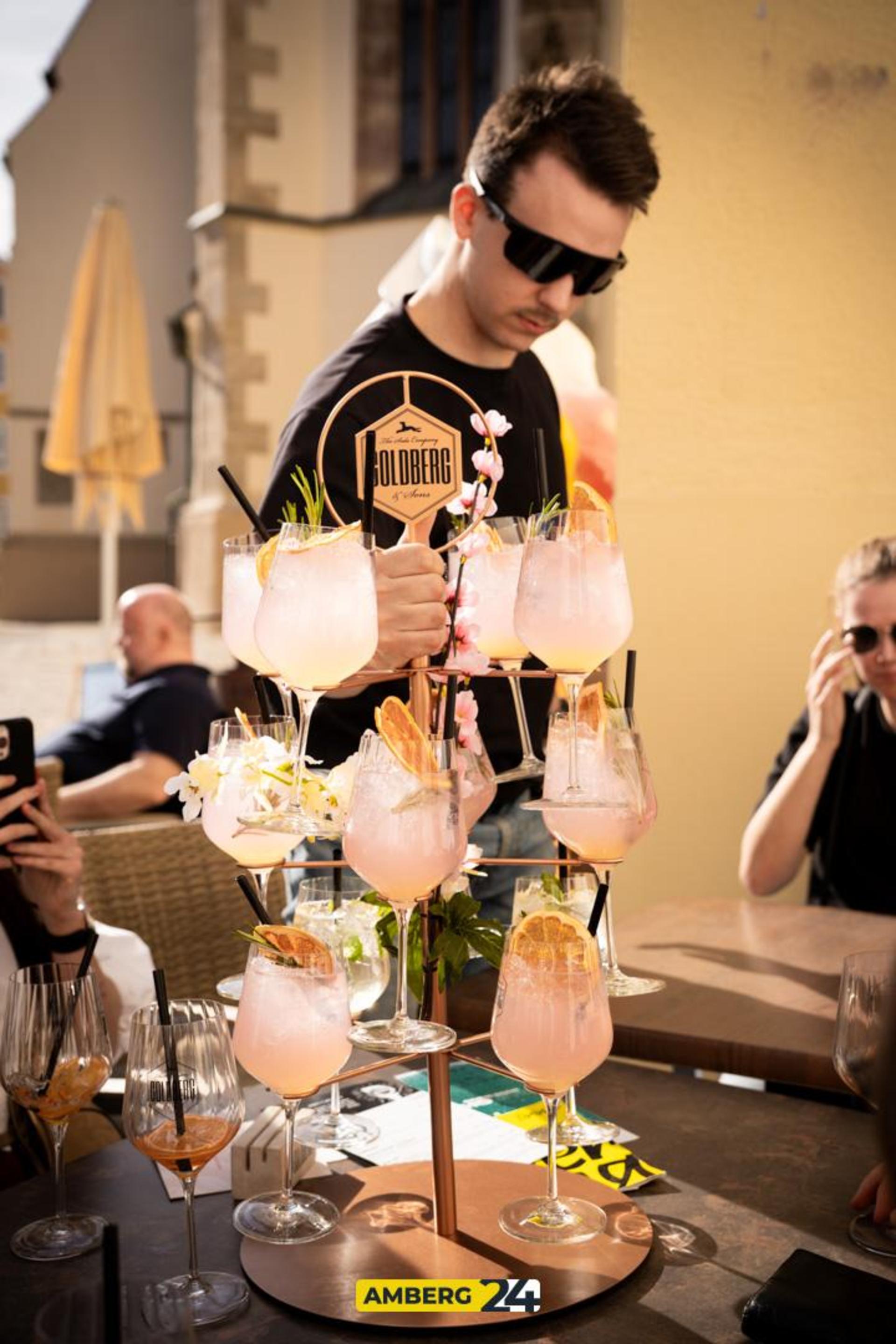 Daydrinking am Ostersonntag im Herzog. (Bild: Julia Bär)