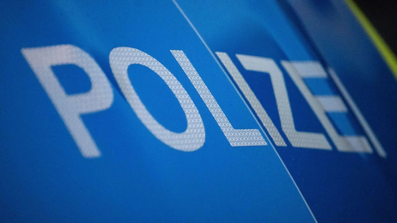 Die Polizei fand die mutmaßliche Unfallverursacherin und kassierte ihren Führerschein ein.  (Symbolbild: Marijan Murat/dpa)