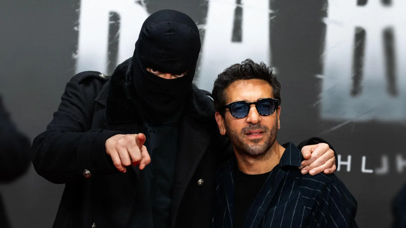 Der Rapper Haftbefehl (links) ist ein Fan großer Posen - hier bei der einer Vorführung zu seiner Dokumentation gemeinsam mit Elyas M'Barek. (Archivfoto) (Bild: Christophe Gateau/dpa)