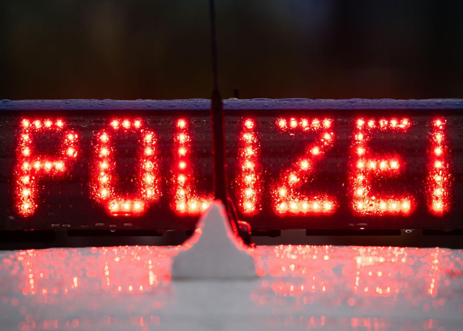 Ein 71-jähriger Mann aus Gebenbach fotografiert den Rettungseinsatz seines Nachbarn. Die Polizei ermittelt wegen Verletzung von Persönlichkeitsrechten. (Symbolbild: Soeren Stache/dpa)