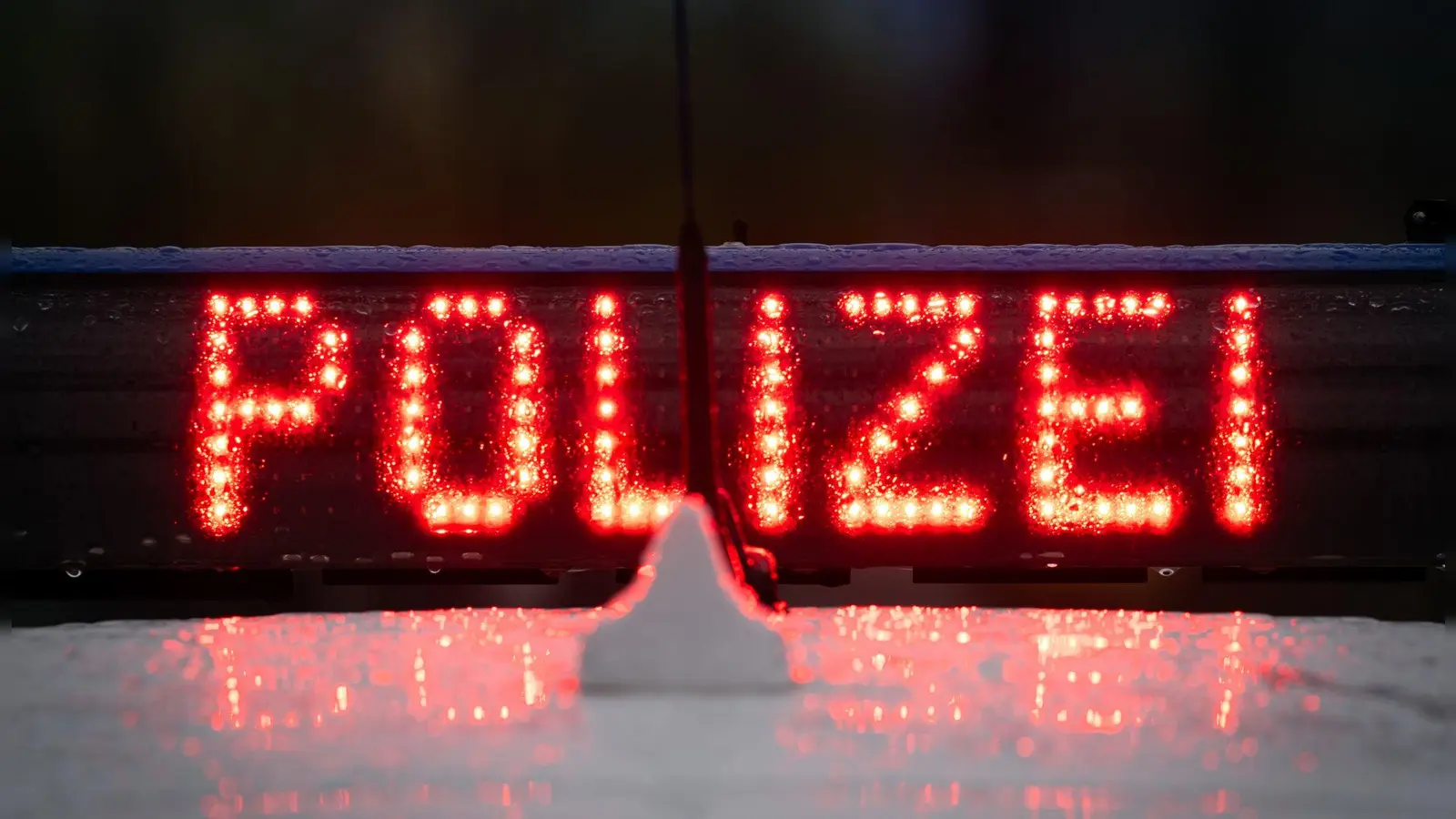 Ein 71-jähriger Mann aus Gebenbach fotografiert den Rettungseinsatz seines Nachbarn. Die Polizei ermittelt wegen Verletzung von Persönlichkeitsrechten. (Symbolbild: Soeren Stache/dpa)