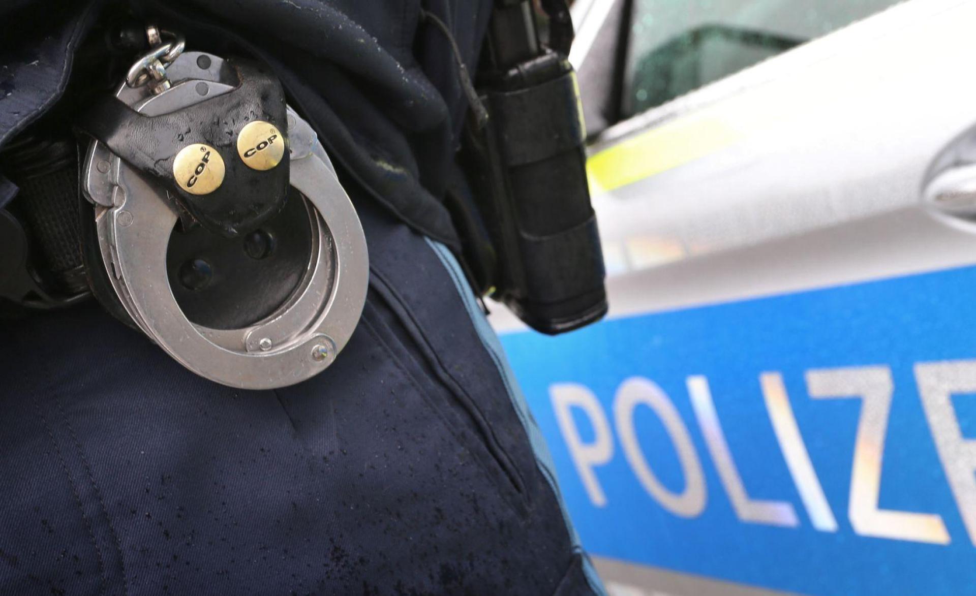 Beamte nehmen den Verdächtigen in seiner Wohnung fest. (Symbolbild) (Bild: Karl-Josef Hildenbrand/dpa)
